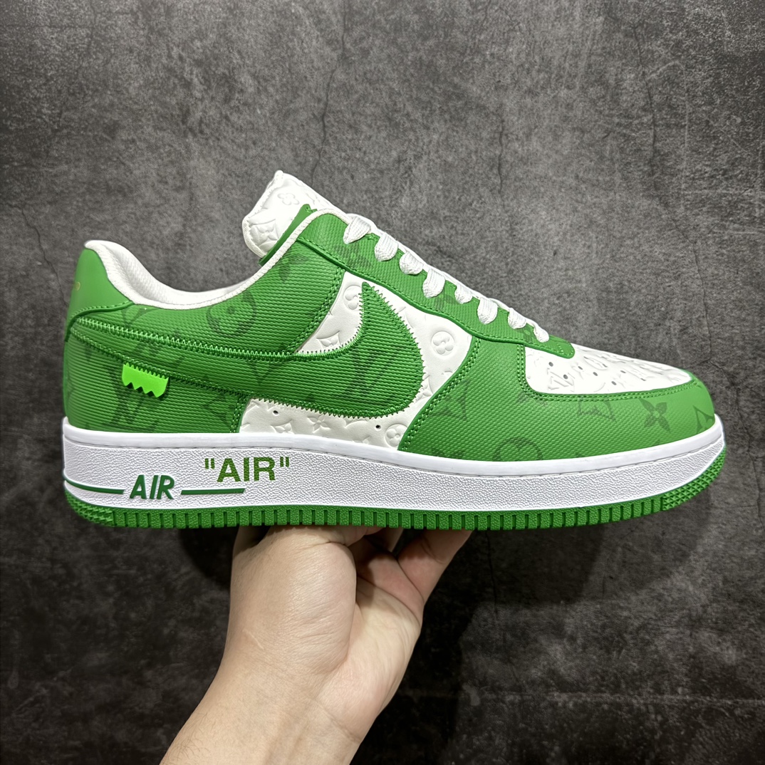 【莞产版本】LV x Air Force 1空军白绿n正确细节 懂货的来n正确的钩子大小 （市面版本过小）n正确老花 压花比例以及各位置正确的对位！n正确鞋舌长度及厚度（市面要么过短要么过长过薄）n正确鞋带孔8个（女鞋为7个）n正确鞋头冲孔数量（除最外排固定2个 其余没排女码比男码少1个）n目前此版本 尺码:36-45 编码：HH500550-鞋库