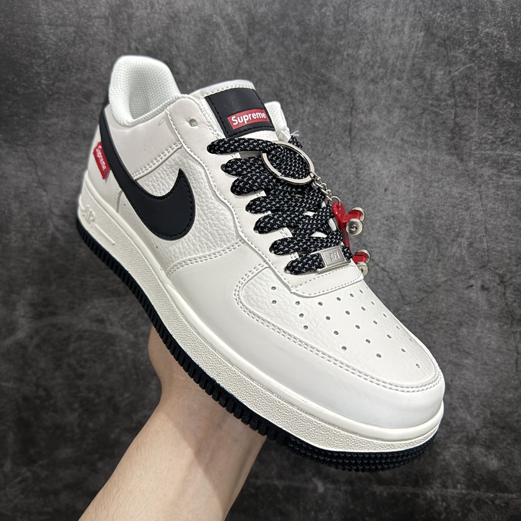 图片[3]-【公司级】海外限量发售！公司级NIke Air Force 1 \’07 Low “Supreme滑板系列–米黑” 空军一号 低帮 运动鞋 休闲鞋n折边针车 工艺难度大 原楦头原纸板 原装鞋盒 定制五金配件 内置全掌气垫 原厂鞋底 美国街头滑板鞋潮牌，红底白色的独特LOGO使Supreme引领潮流，鞋底中部加入了脚感柔软舒适ZoomAir气垫(附带Supreme专属定制1:25铝合金红色滑板车一枚)货号：HD1968-009 Size：36 36.5 37.5 38 38.5 39 40 40.5 41 42 42.5 43 44 44.5 45 编码；HXS310320-鞋库