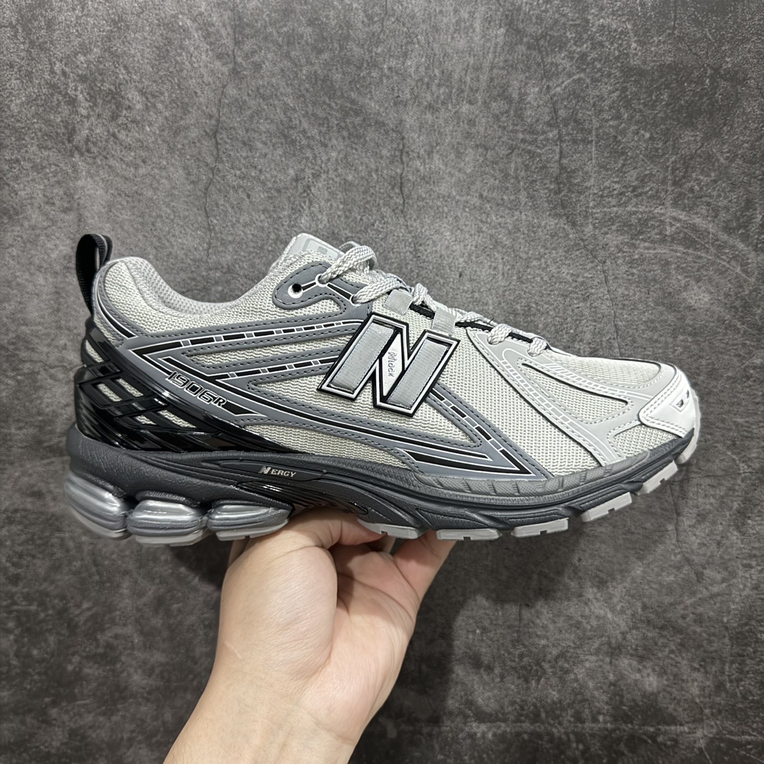 【纯原版】NB新百伦New Balance M1906R 银色 M1906RHA系列复古老爹风休闲运动慢跑鞋采用轻质牛剖革拼接透气网眼衬垫织物鞋面材质#T-Beam大底提供足步弓支撑，保持步态稳定#后跟搭载外露缓震胶 鞋身整体以各种深浅不一的灰色覆盖，鞋头以淡蓝色调装饰，网眼衬垫通过不规律的色块实现做旧的美感，泛黄的鞋底更是进一步增添了复古气息。 尺码：36 37 37.5 38 38.5 39.5 40 40.5 41.5 42 42.5 43 44 45 编码：JP260300-鞋库