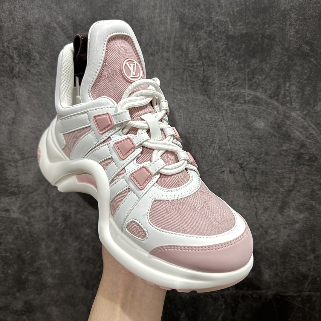 图片[3]-【广东纯原版本】LV Archlight Sneaker 拱桥系列运动老爹鞋 驴家拱桥老爹鞋充满未来感的运动鞋以弹力十足的拱形外底搭配醒目的大尺寸鞋舌与低帮构造，突显细腻的女鞋风格。”所以，也是因为其拱形鞋底、轻盈设计而得名。n这款有着夸张拱形外底、充满未来感的LV ARCHLIGHT运动鞋，如今算是红遍大江南北！LV老爹鞋是公认最显腿细的美腿神器，巨百搭、轻盈舒适，经典的拱形设计上脚立刻增高5cm，着实圈了不少粉丝。nn▪️面料：透明PVC/多种原版混合面料n▪️内里：进口原版羊皮里n▪️垫脚：原版丝绸牛皮垫n▪️大底：TPU 抽真空防滑底/耐黄底n▪️包装：全套专柜顶级原版包装n▪️鞋码：35-39码 编码：KH460480-莆田鞋批发中心