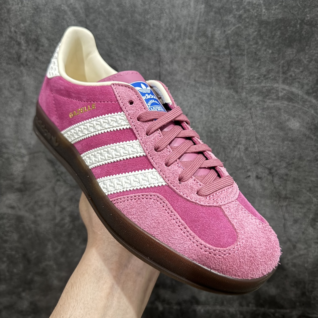 图片[3]-【KZ神版】AD Original Gazelle Indoor Trainers 瞪羚室内鞋系列低帮复古百搭休闲运动德训风板鞋 草莓熊 IF1809n独家前帮工艺加持 全套原纸板楦头开发 每道工序同步公司流程 确保原汁原味 完美呈现原鞋版型 原厂高频磨具加持 精准内部资源对接 Logo字体百分百还原 原厂特供纳米纤维板 区别市面劣质纸板中底 原厂海玻璃鞋垫 中置乳胶足弓支撑垫 正确3/2横条宽版背胶 一比一鞋头弧度高度鞋身弧度 烫金亮度高频深浅同步原鞋 独家私模最大47.5 半透明橡胶大底 原厂定制长毛翻毛皮组合环保纤维革鞋面 原厂港宝加持定型后跟R度完美 原厂高频磨具加持 Logo字体 凹凸明显 轮廓分明 描漆定位精准 三道杠为尖角45°锯齿状 高频立体感很强 区别圆形锯齿 已最大程度还原公司 欢迎对比 将复古进行到底 简约流畅 三十年不变经典 这款Gazelle运动鞋 无论面料、配色、质感或设计 都只在重现其1991年原款的经典 皮革鞋面 撞色三条纹和鞋跟标的设计 力求呈现90年代的经典复古风潮 Samba火热的同时 也带动了其它的复古鞋型 Gazelle便是其中一只 Gazelle Indoor拥有包边更宽的T字型鞋头 更好的保护运动员的前掌 浓浓的复古氛围感 非常适合现在流行的Cleanfit风格SIZE：35.5 36 36.5 37 38 38.5 39 40 40.5 41 42 42.5 43 44 44.5 45 46 47.5 编码：MF230250-鞋库