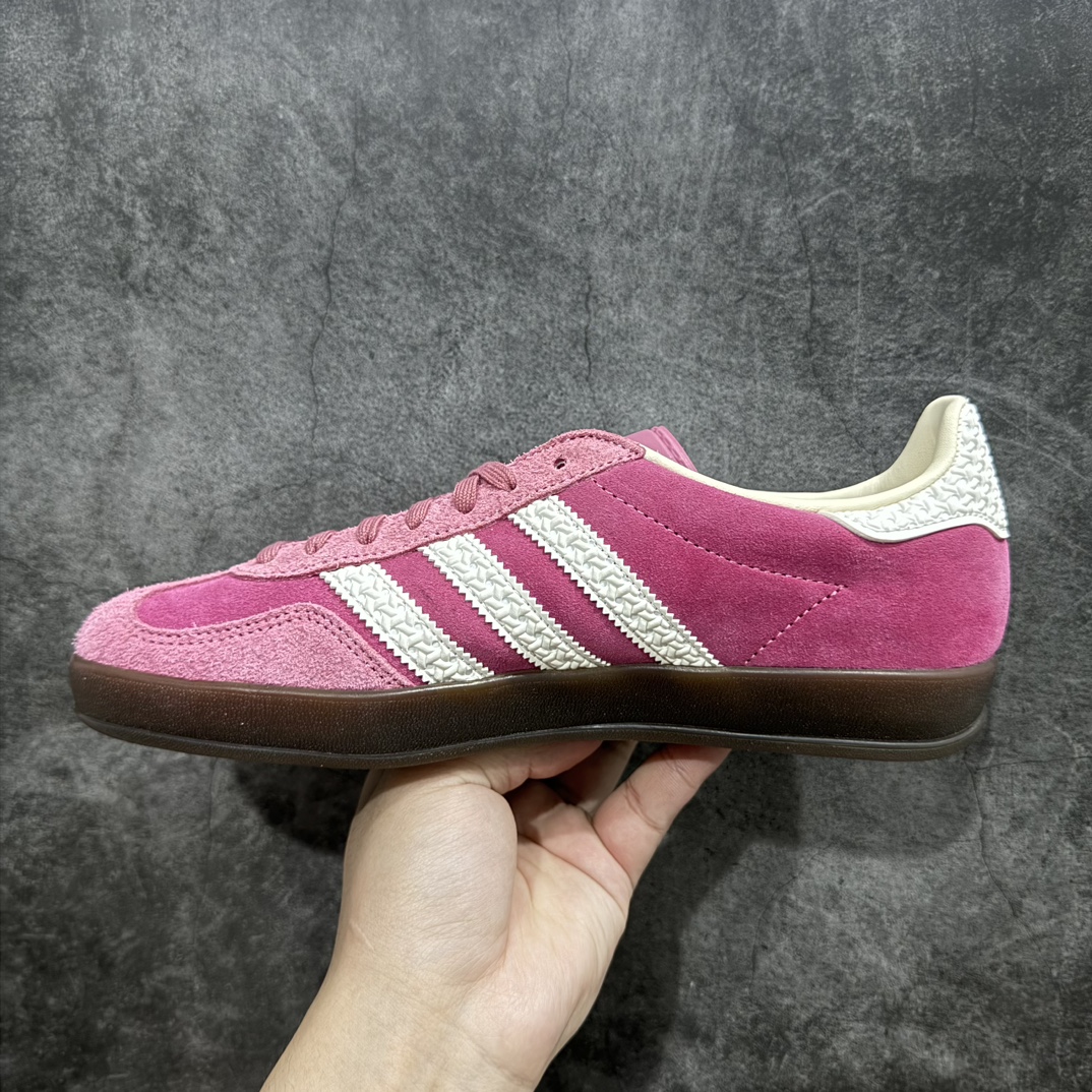 图片[2]-【KZ神版】AD Original Gazelle Indoor Trainers 瞪羚室内鞋系列低帮复古百搭休闲运动德训风板鞋 草莓熊 IF1809n独家前帮工艺加持 全套原纸板楦头开发 每道工序同步公司流程 确保原汁原味 完美呈现原鞋版型 原厂高频磨具加持 精准内部资源对接 Logo字体百分百还原 原厂特供纳米纤维板 区别市面劣质纸板中底 原厂海玻璃鞋垫 中置乳胶足弓支撑垫 正确3/2横条宽版背胶 一比一鞋头弧度高度鞋身弧度 烫金亮度高频深浅同步原鞋 独家私模最大47.5 半透明橡胶大底 原厂定制长毛翻毛皮组合环保纤维革鞋面 原厂港宝加持定型后跟R度完美 原厂高频磨具加持 Logo字体 凹凸明显 轮廓分明 描漆定位精准 三道杠为尖角45°锯齿状 高频立体感很强 区别圆形锯齿 已最大程度还原公司 欢迎对比 将复古进行到底 简约流畅 三十年不变经典 这款Gazelle运动鞋 无论面料、配色、质感或设计 都只在重现其1991年原款的经典 皮革鞋面 撞色三条纹和鞋跟标的设计 力求呈现90年代的经典复古风潮 Samba火热的同时 也带动了其它的复古鞋型 Gazelle便是其中一只 Gazelle Indoor拥有包边更宽的T字型鞋头 更好的保护运动员的前掌 浓浓的复古氛围感 非常适合现在流行的Cleanfit风格SIZE：35.5 36 36.5 37 38 38.5 39 40 40.5 41 42 42.5 43 44 44.5 45 46 47.5 编码：MF230250-鞋库