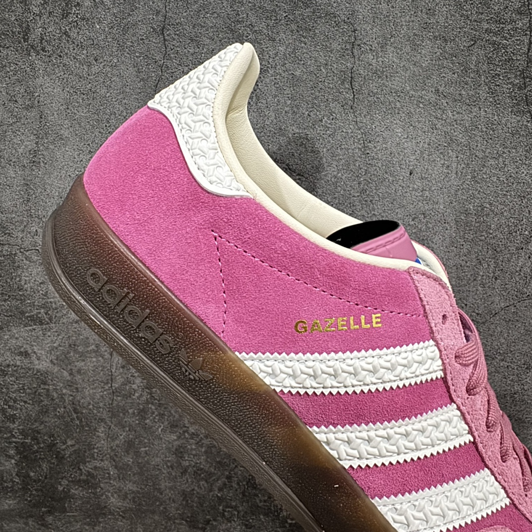 图片[7]-【KZ神版】AD Original Gazelle Indoor Trainers 瞪羚室内鞋系列低帮复古百搭休闲运动德训风板鞋 草莓熊 IF1809n独家前帮工艺加持 全套原纸板楦头开发 每道工序同步公司流程 确保原汁原味 完美呈现原鞋版型 原厂高频磨具加持 精准内部资源对接 Logo字体百分百还原 原厂特供纳米纤维板 区别市面劣质纸板中底 原厂海玻璃鞋垫 中置乳胶足弓支撑垫 正确3/2横条宽版背胶 一比一鞋头弧度高度鞋身弧度 烫金亮度高频深浅同步原鞋 独家私模最大47.5 半透明橡胶大底 原厂定制长毛翻毛皮组合环保纤维革鞋面 原厂港宝加持定型后跟R度完美 原厂高频磨具加持 Logo字体 凹凸明显 轮廓分明 描漆定位精准 三道杠为尖角45°锯齿状 高频立体感很强 区别圆形锯齿 已最大程度还原公司 欢迎对比 将复古进行到底 简约流畅 三十年不变经典 这款Gazelle运动鞋 无论面料、配色、质感或设计 都只在重现其1991年原款的经典 皮革鞋面 撞色三条纹和鞋跟标的设计 力求呈现90年代的经典复古风潮 Samba火热的同时 也带动了其它的复古鞋型 Gazelle便是其中一只 Gazelle Indoor拥有包边更宽的T字型鞋头 更好的保护运动员的前掌 浓浓的复古氛围感 非常适合现在流行的Cleanfit风格SIZE：35.5 36 36.5 37 38 38.5 39 40 40.5 41 42 42.5 43 44 44.5 45 46 47.5 编码：MF230250-鞋库