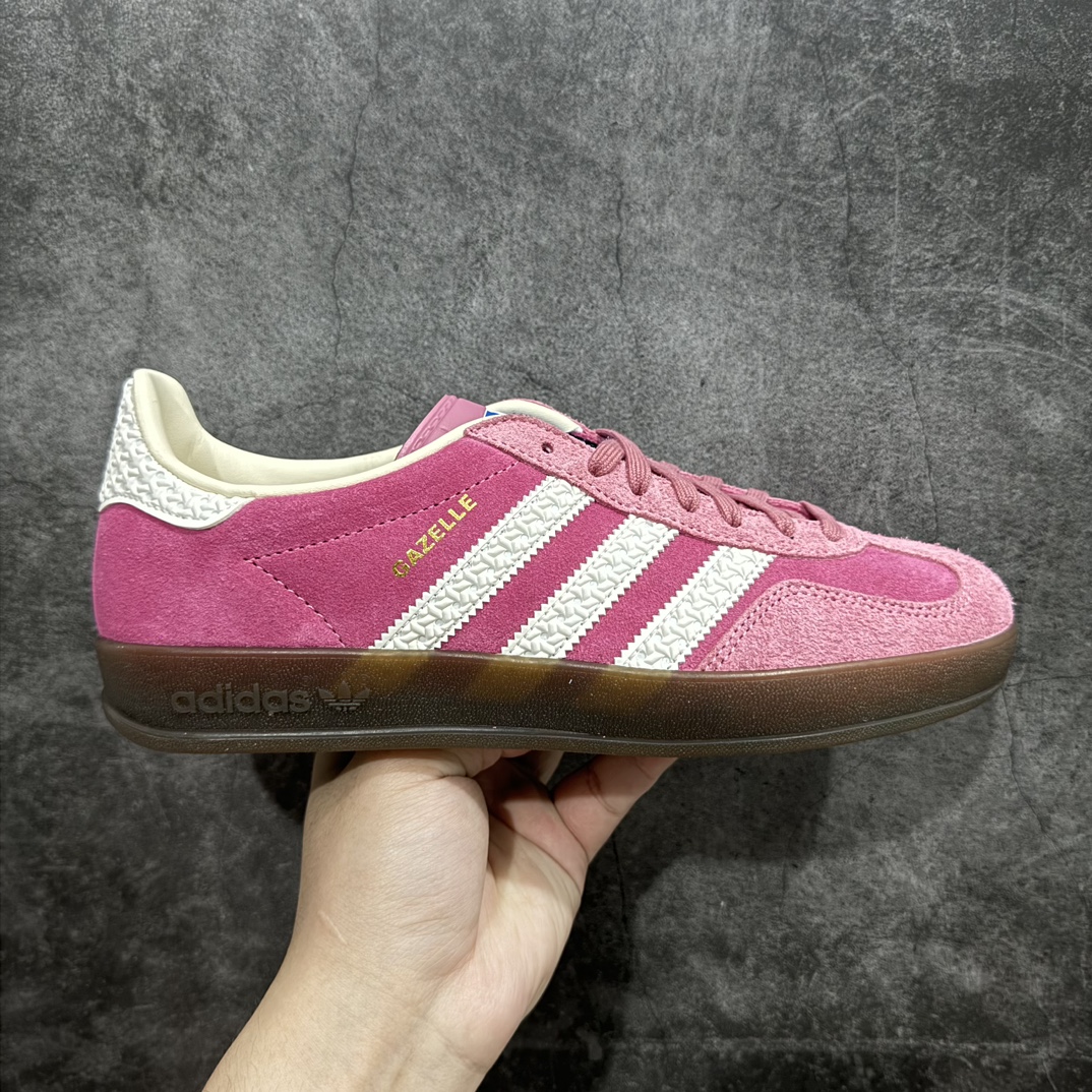 【KZ神版】AD Original Gazelle Indoor Trainers 瞪羚室内鞋系列低帮复古百搭休闲运动德训风板鞋 草莓熊 IF1809n独家前帮工艺加持 全套原纸板楦头开发 每道工序同步公司流程 确保原汁原味 完美呈现原鞋版型 原厂高频磨具加持 精准内部资源对接 Logo字体百分百还原 原厂特供纳米纤维板 区别市面劣质纸板中底 原厂海玻璃鞋垫 中置乳胶足弓支撑垫 正确3/2横条宽版背胶 一比一鞋头弧度高度鞋身弧度 烫金亮度高频深浅同步原鞋 独家私模最大47.5 半透明橡胶大底 原厂定制长毛翻毛皮组合环保纤维革鞋面 原厂港宝加持定型后跟R度完美 原厂高频磨具加持 Logo字体 凹凸明显 轮廓分明 描漆定位精准 三道杠为尖角45°锯齿状 高频立体感很强 区别圆形锯齿 已最大程度还原公司 欢迎对比 将复古进行到底 简约流畅 三十年不变经典 这款Gazelle运动鞋 无论面料、配色、质感或设计 都只在重现其1991年原款的经典 皮革鞋面 撞色三条纹和鞋跟标的设计 力求呈现90年代的经典复古风潮 Samba火热的同时 也带动了其它的复古鞋型 Gazelle便是其中一只 Gazelle Indoor拥有包边更宽的T字型鞋头 更好的保护运动员的前掌 浓浓的复古氛围感 非常适合现在流行的Cleanfit风格SIZE：35.5 36 36.5 37 38 38.5 39 40 40.5 41 42 42.5 43 44 44.5 45 46 47.5 编码：MF230250-鞋库