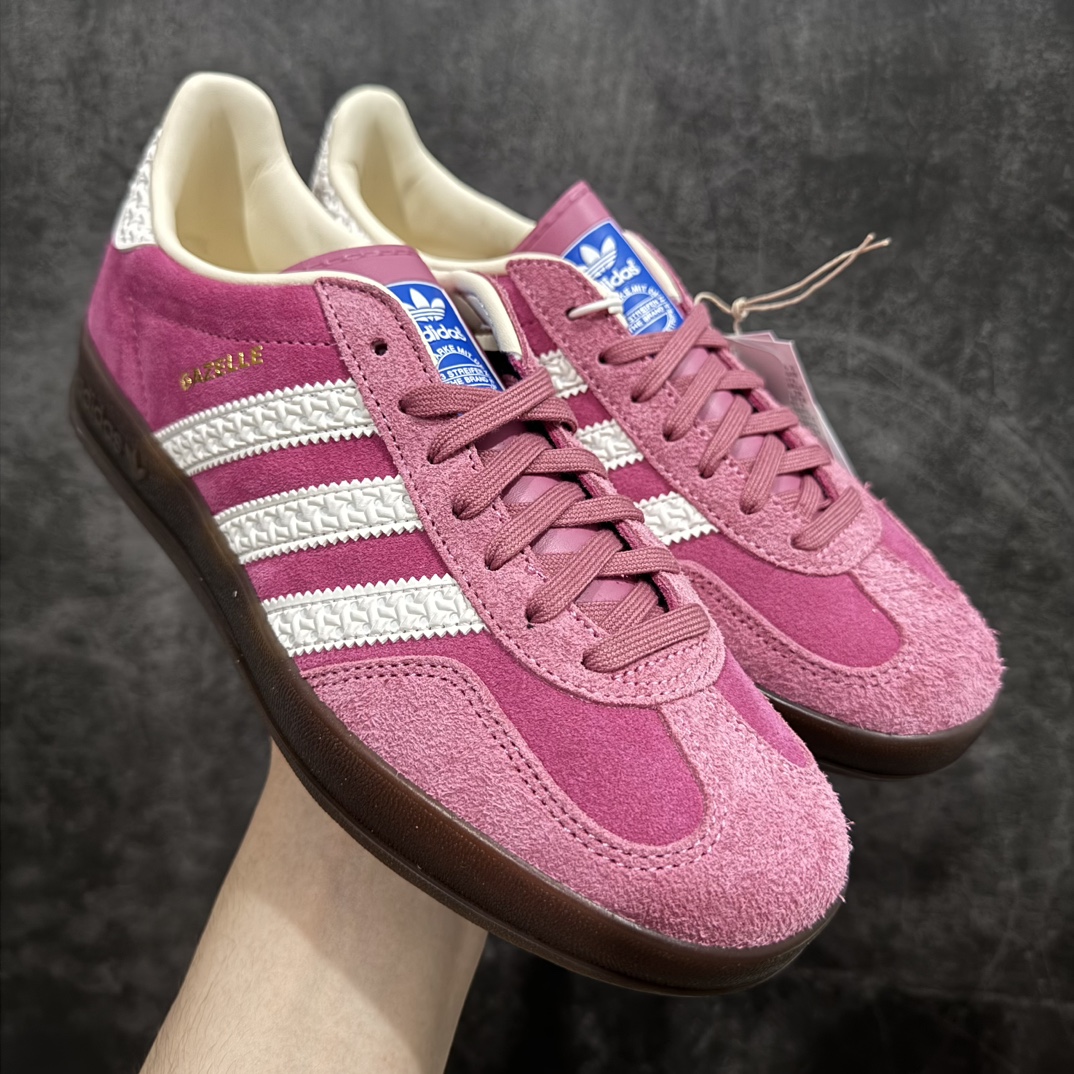 【KZ神版】AD Original Gazelle Indoor Trainers 瞪羚室内鞋系列低帮复古百搭休闲运动德训风板鞋 草莓熊 IF1809n独家前帮工艺加持 全套原纸板楦头开发 每道工序同步公司流程 确保原汁原味 完美呈现原鞋版型 原厂高频磨具加持 精准内部资源对接 Logo字体百分百还原 原厂特供纳米纤维板 区别市面劣质纸板中底 原厂海玻璃鞋垫 中置乳胶足弓支撑垫 正确3/2横条宽版背胶 一比一鞋头弧度高度鞋身弧度 烫金亮度高频深浅同步原鞋 独家私模最大47.5 半透明橡胶大底 原厂定制长毛翻毛皮组合环保纤维革鞋面 原厂港宝加持定型后跟R度完美 原厂高频磨具加持 Logo字体 凹凸明显 轮廓分明 描漆定位精准 三道杠为尖角45°锯齿状 高频立体感很强 区别圆形锯齿 已最大程度还原公司 欢迎对比 将复古进行到底 简约流畅 三十年不变经典 这款Gazelle运动鞋 无论面料、配色、质感或设计 都只在重现其1991年原款的经典 皮革鞋面 撞色三条纹和鞋跟标的设计 力求呈现90年代的经典复古风潮 Samba火热的同时 也带动了其它的复古鞋型 Gazelle便是其中一只 Gazelle Indoor拥有包边更宽的T字型鞋头 更好的保护运动员的前掌 浓浓的复古氛围感 非常适合现在流行的Cleanfit风格SIZE：35.5 36 36.5 37 38 38.5 39 40 40.5 41 42 42.5 43 44 44.5 45 46 47.5 编码：MF230250-鞋库