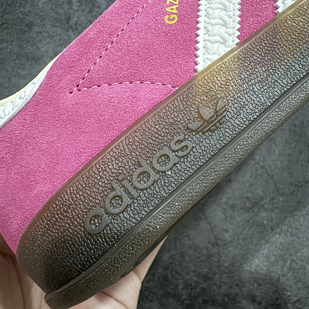 图片[2]-【KZ神版】AD Original Gazelle Indoor Trainers 瞪羚室内鞋系列低帮复古百搭休闲运动德训风板鞋 草莓熊 IF1809n独家前帮工艺加持 全套原纸板楦头开发 每道工序同步公司流程 确保原汁原味 完美呈现原鞋版型 原厂高频磨具加持 精准内部资源对接 Logo字体百分百还原 原厂特供纳米纤维板 区别市面劣质纸板中底 原厂海玻璃鞋垫 中置乳胶足弓支撑垫 正确3/2横条宽版背胶 一比一鞋头弧度高度鞋身弧度 烫金亮度高频深浅同步原鞋 独家私模最大47.5 半透明橡胶大底 原厂定制长毛翻毛皮组合环保纤维革鞋面 原厂港宝加持定型后跟R度完美 原厂高频磨具加持 Logo字体 凹凸明显 轮廓分明 描漆定位精准 三道杠为尖角45°锯齿状 高频立体感很强 区别圆形锯齿 已最大程度还原公司 欢迎对比 将复古进行到底 简约流畅 三十年不变经典 这款Gazelle运动鞋 无论面料、配色、质感或设计 都只在重现其1991年原款的经典 皮革鞋面 撞色三条纹和鞋跟标的设计 力求呈现90年代的经典复古风潮 Samba火热的同时 也带动了其它的复古鞋型 Gazelle便是其中一只 Gazelle Indoor拥有包边更宽的T字型鞋头 更好的保护运动员的前掌 浓浓的复古氛围感 非常适合现在流行的Cleanfit风格SIZE：35.5 36 36.5 37 38 38.5 39 40 40.5 41 42 42.5 43 44 44.5 45 46 47.5 编码：MF230250-鞋库