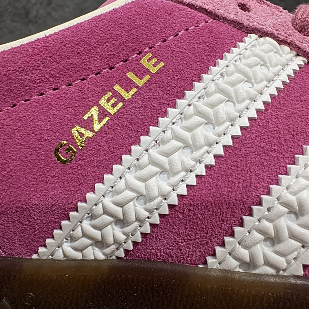 图片[3]-【KZ神版】AD Original Gazelle Indoor Trainers 瞪羚室内鞋系列低帮复古百搭休闲运动德训风板鞋 草莓熊 IF1809n独家前帮工艺加持 全套原纸板楦头开发 每道工序同步公司流程 确保原汁原味 完美呈现原鞋版型 原厂高频磨具加持 精准内部资源对接 Logo字体百分百还原 原厂特供纳米纤维板 区别市面劣质纸板中底 原厂海玻璃鞋垫 中置乳胶足弓支撑垫 正确3/2横条宽版背胶 一比一鞋头弧度高度鞋身弧度 烫金亮度高频深浅同步原鞋 独家私模最大47.5 半透明橡胶大底 原厂定制长毛翻毛皮组合环保纤维革鞋面 原厂港宝加持定型后跟R度完美 原厂高频磨具加持 Logo字体 凹凸明显 轮廓分明 描漆定位精准 三道杠为尖角45°锯齿状 高频立体感很强 区别圆形锯齿 已最大程度还原公司 欢迎对比 将复古进行到底 简约流畅 三十年不变经典 这款Gazelle运动鞋 无论面料、配色、质感或设计 都只在重现其1991年原款的经典 皮革鞋面 撞色三条纹和鞋跟标的设计 力求呈现90年代的经典复古风潮 Samba火热的同时 也带动了其它的复古鞋型 Gazelle便是其中一只 Gazelle Indoor拥有包边更宽的T字型鞋头 更好的保护运动员的前掌 浓浓的复古氛围感 非常适合现在流行的Cleanfit风格SIZE：35.5 36 36.5 37 38 38.5 39 40 40.5 41 42 42.5 43 44 44.5 45 46 47.5 编码：MF230250-鞋库