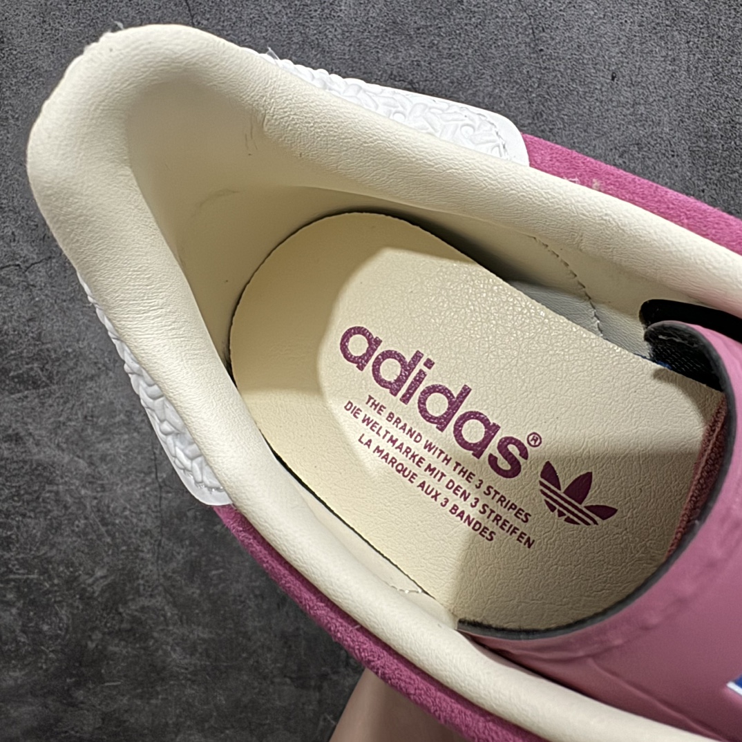 图片[8]-【KZ神版】AD Original Gazelle Indoor Trainers 瞪羚室内鞋系列低帮复古百搭休闲运动德训风板鞋 草莓熊 IF1809n独家前帮工艺加持 全套原纸板楦头开发 每道工序同步公司流程 确保原汁原味 完美呈现原鞋版型 原厂高频磨具加持 精准内部资源对接 Logo字体百分百还原 原厂特供纳米纤维板 区别市面劣质纸板中底 原厂海玻璃鞋垫 中置乳胶足弓支撑垫 正确3/2横条宽版背胶 一比一鞋头弧度高度鞋身弧度 烫金亮度高频深浅同步原鞋 独家私模最大47.5 半透明橡胶大底 原厂定制长毛翻毛皮组合环保纤维革鞋面 原厂港宝加持定型后跟R度完美 原厂高频磨具加持 Logo字体 凹凸明显 轮廓分明 描漆定位精准 三道杠为尖角45°锯齿状 高频立体感很强 区别圆形锯齿 已最大程度还原公司 欢迎对比 将复古进行到底 简约流畅 三十年不变经典 这款Gazelle运动鞋 无论面料、配色、质感或设计 都只在重现其1991年原款的经典 皮革鞋面 撞色三条纹和鞋跟标的设计 力求呈现90年代的经典复古风潮 Samba火热的同时 也带动了其它的复古鞋型 Gazelle便是其中一只 Gazelle Indoor拥有包边更宽的T字型鞋头 更好的保护运动员的前掌 浓浓的复古氛围感 非常适合现在流行的Cleanfit风格SIZE：35.5 36 36.5 37 38 38.5 39 40 40.5 41 42 42.5 43 44 44.5 45 46 47.5 编码：MF230250-鞋库