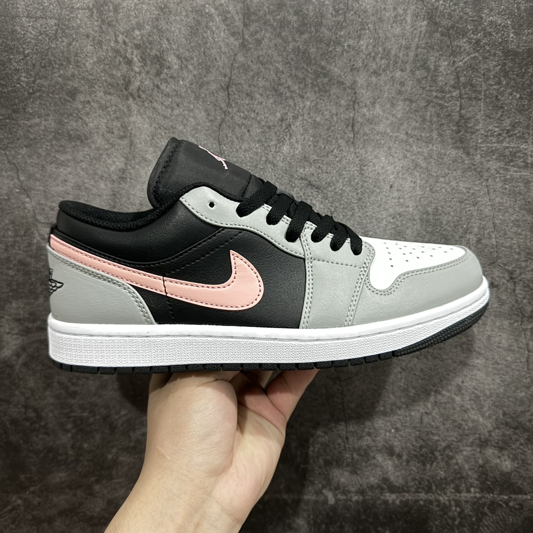 【vt版本】Air Jordan 1 Low 乔丹1代低帮白蓝 货号：553558-062nn全新流水线出品 DT版本唯一平替选择 市场第二梯队最强版 全部原鞋开发 原楦原纸板开发 全鞋电脑针车 原厂内置全掌气垫 原盒内在原标 唯一Zp原版鞋带绑法 免检产品 全新2022版型 全头层皮料 完美零毛边处理 原厂配置全掌气垫 价格定位良心nSIZE：36 36.5 37.5 38 38.5 39 40 40.5 41 42 42.5 43 44 44.5 45 46 编码：ZX210230-鞋库