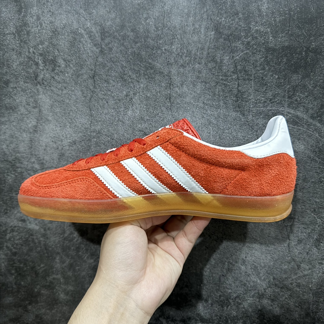 图片[2]-【KX纯原版】Adidas Originals Gazelle Indoor白橙色 HQ8718 三叶草复古休闲防滑耐磨低帮板鞋nn正确粗反绒皮 正确鞋舌正确侧面压印凹陷烫金GAZELLE字母 海玻璃足弓鞋垫背部刷胶n纸板中底也都是同步原鞋 高价零售主推版本 尺码：35 36 36.5 37 38 38.5 39 40 40.5 41 42 42.5 43 44 44.5 45 46 47 编码：MF230250-鞋库