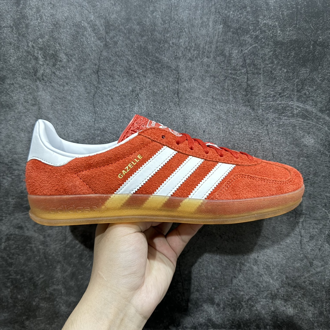 【KX纯原版】Adidas Originals Gazelle Indoor白橙色 HQ8718 三叶草复古休闲防滑耐磨低帮板鞋nn正确粗反绒皮 正确鞋舌正确侧面压印凹陷烫金GAZELLE字母 海玻璃足弓鞋垫背部刷胶n纸板中底也都是同步原鞋 高价零售主推版本 尺码：35 36 36.5 37 38 38.5 39 40 40.5 41 42 42.5 43 44 44.5 45 46 47 编码：MF230250-鞋库