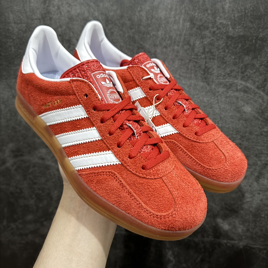 【KX纯原版】Adidas Originals Gazelle Indoor白橙色 HQ8718 三叶草复古休闲防滑耐磨低帮板鞋nn正确粗反绒皮 正确鞋舌正确侧面压印凹陷烫金GAZELLE字母 海玻璃足弓鞋垫背部刷胶n纸板中底也都是同步原鞋 高价零售主推版本 尺码：35 36 36.5 37 38 38.5 39 40 40.5 41 42 42.5 43 44 44.5 45 46 47 编码：MF230250-鞋库