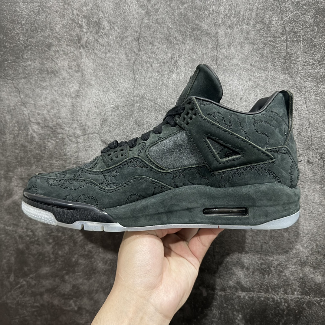 图片[2]-【老DT纯原 】KAWS x Air Jordan AJ4 \”Black\” 涂鸦联名纯黑 930155-001n翻水经典 历史细节最优 完美出货纯原市场最高工艺复刻 无色差修正 夜光大底调试 涂鸦、色卡与原版基本零差距 原厂麂皮定制 高密度原厂电绣鞋面涂鸦 原盒原配 独家配原鞋拆解开发 原楦原纸板开发 全市场最纯正四代版型 原底真实气垫 回弹反馈充足 完美鞋楦打造 市面最高工艺一切细节如图实拍 所见所得 原装头层皮冲裁Size：40 40.5 41 42 42.5 43 44 44.5 45 46 47.5 48.5 编码：T1590620-鞋库