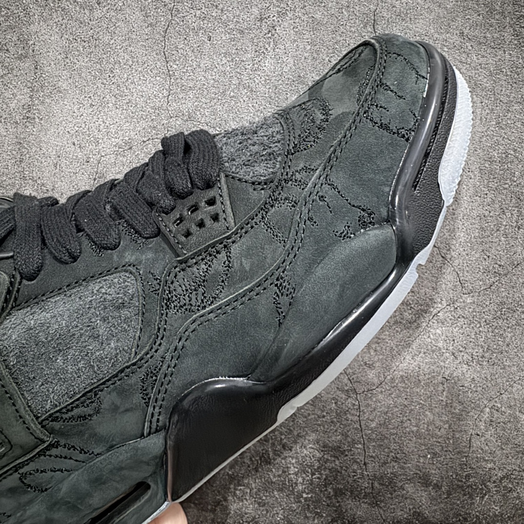 图片[6]-【老DT纯原 】KAWS x Air Jordan AJ4 \”Black\” 涂鸦联名纯黑 930155-001n翻水经典 历史细节最优 完美出货纯原市场最高工艺复刻 无色差修正 夜光大底调试 涂鸦、色卡与原版基本零差距 原厂麂皮定制 高密度原厂电绣鞋面涂鸦 原盒原配 独家配原鞋拆解开发 原楦原纸板开发 全市场最纯正四代版型 原底真实气垫 回弹反馈充足 完美鞋楦打造 市面最高工艺一切细节如图实拍 所见所得 原装头层皮冲裁Size：40 40.5 41 42 42.5 43 44 44.5 45 46 47.5 48.5 编码：T1590620-鞋库