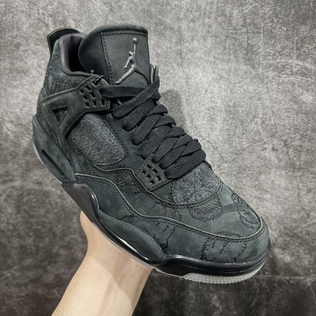 图片[3]-【老DT纯原 】KAWS x Air Jordan AJ4 \”Black\” 涂鸦联名纯黑 930155-001n翻水经典 历史细节最优 完美出货纯原市场最高工艺复刻 无色差修正 夜光大底调试 涂鸦、色卡与原版基本零差距 原厂麂皮定制 高密度原厂电绣鞋面涂鸦 原盒原配 独家配原鞋拆解开发 原楦原纸板开发 全市场最纯正四代版型 原底真实气垫 回弹反馈充足 完美鞋楦打造 市面最高工艺一切细节如图实拍 所见所得 原装头层皮冲裁Size：40 40.5 41 42 42.5 43 44 44.5 45 46 47.5 48.5 编码：T1590620-鞋库