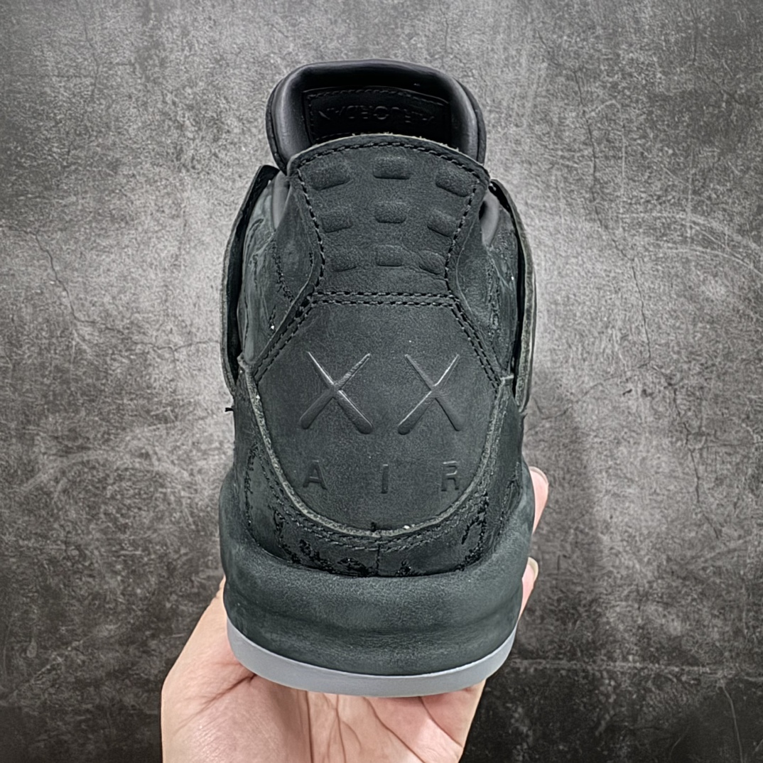 图片[4]-【老DT纯原 】KAWS x Air Jordan AJ4 \”Black\” 涂鸦联名纯黑 930155-001n翻水经典 历史细节最优 完美出货纯原市场最高工艺复刻 无色差修正 夜光大底调试 涂鸦、色卡与原版基本零差距 原厂麂皮定制 高密度原厂电绣鞋面涂鸦 原盒原配 独家配原鞋拆解开发 原楦原纸板开发 全市场最纯正四代版型 原底真实气垫 回弹反馈充足 完美鞋楦打造 市面最高工艺一切细节如图实拍 所见所得 原装头层皮冲裁Size：40 40.5 41 42 42.5 43 44 44.5 45 46 47.5 48.5 编码：T1590620-鞋库