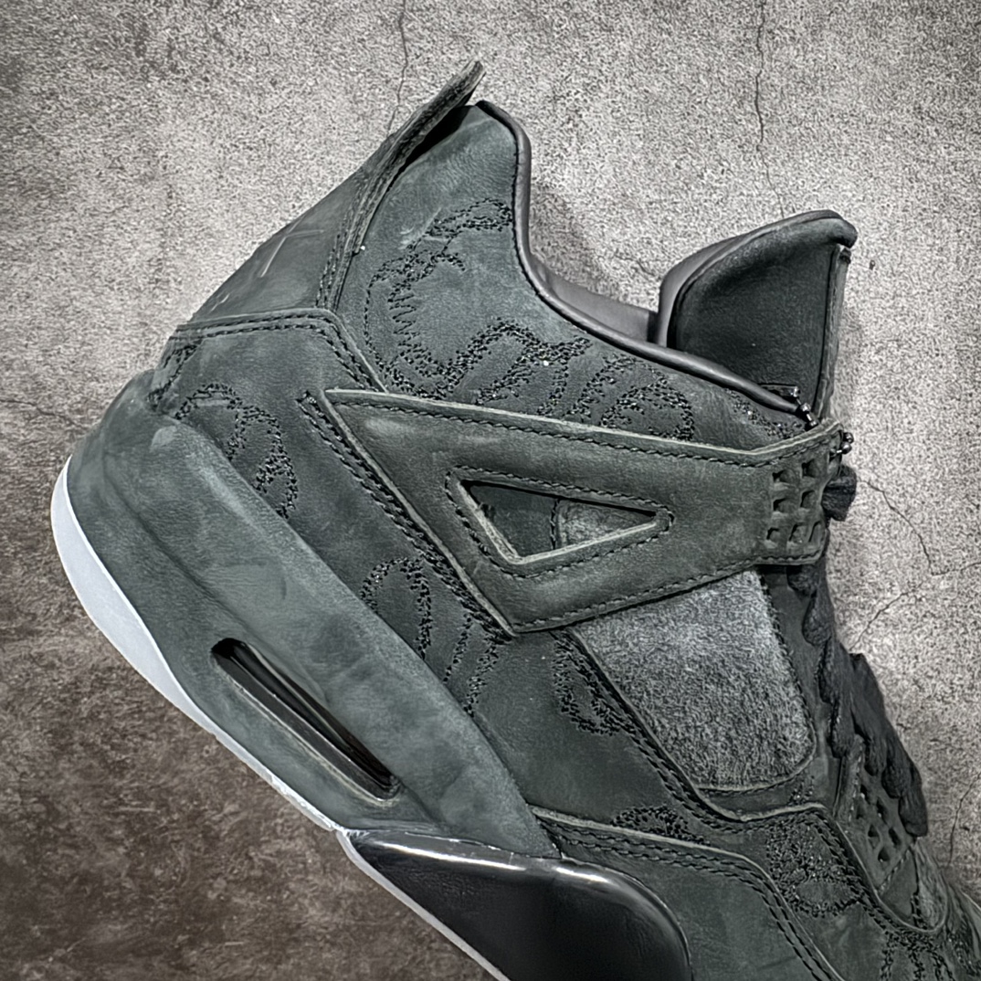 图片[7]-【老DT纯原 】KAWS x Air Jordan AJ4 \”Black\” 涂鸦联名纯黑 930155-001n翻水经典 历史细节最优 完美出货纯原市场最高工艺复刻 无色差修正 夜光大底调试 涂鸦、色卡与原版基本零差距 原厂麂皮定制 高密度原厂电绣鞋面涂鸦 原盒原配 独家配原鞋拆解开发 原楦原纸板开发 全市场最纯正四代版型 原底真实气垫 回弹反馈充足 完美鞋楦打造 市面最高工艺一切细节如图实拍 所见所得 原装头层皮冲裁Size：40 40.5 41 42 42.5 43 44 44.5 45 46 47.5 48.5 编码：T1590620-鞋库