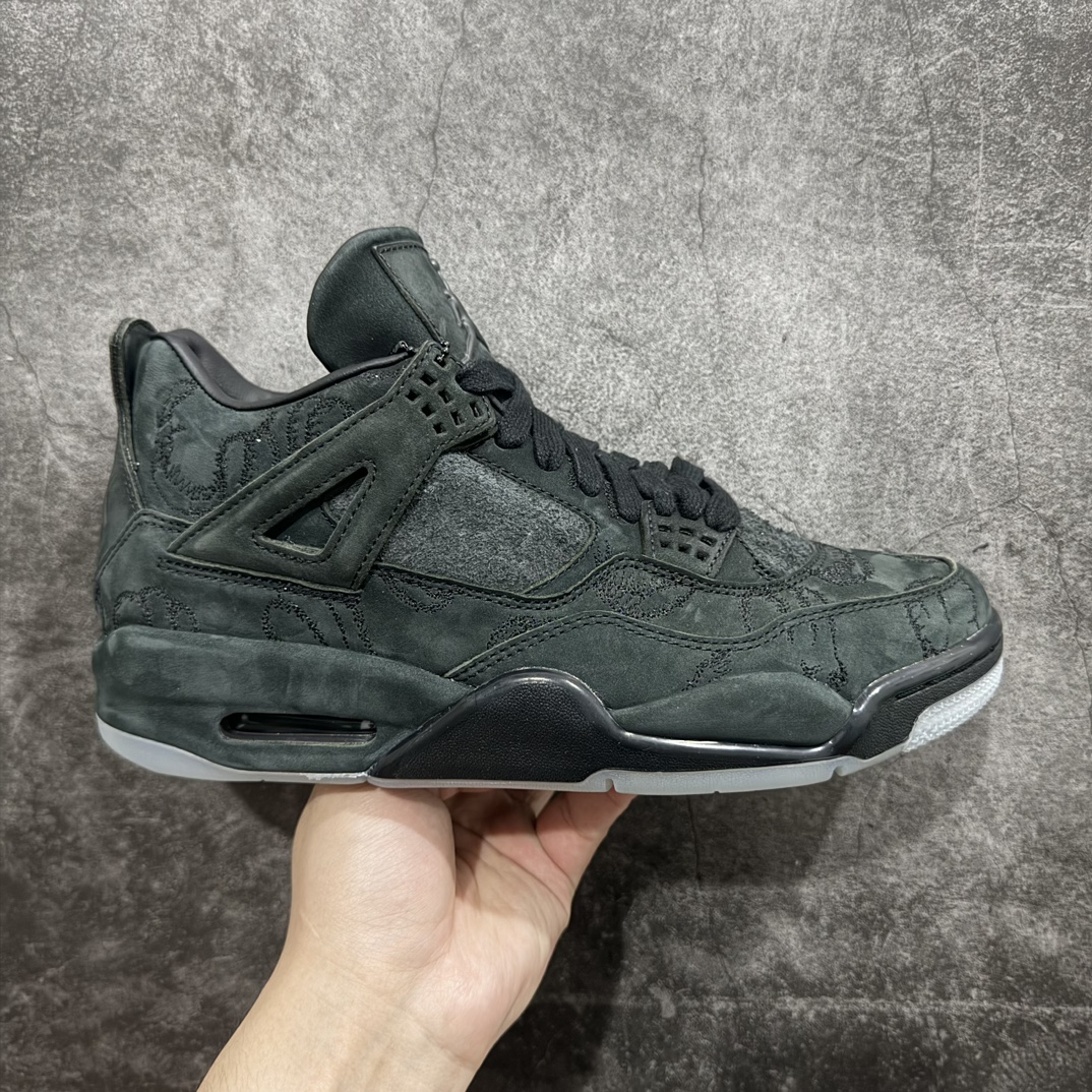 【老DT纯原 】KAWS x Air Jordan AJ4 \”Black\” 涂鸦联名纯黑 930155-001n翻水经典 历史细节最优 完美出货纯原市场最高工艺复刻 无色差修正 夜光大底调试 涂鸦、色卡与原版基本零差距 原厂麂皮定制 高密度原厂电绣鞋面涂鸦 原盒原配 独家配原鞋拆解开发 原楦原纸板开发 全市场最纯正四代版型 原底真实气垫 回弹反馈充足 完美鞋楦打造 市面最高工艺一切细节如图实拍 所见所得 原装头层皮冲裁Size：40 40.5 41 42 42.5 43 44 44.5 45 46 47.5 48.5 编码：T1590620-鞋库