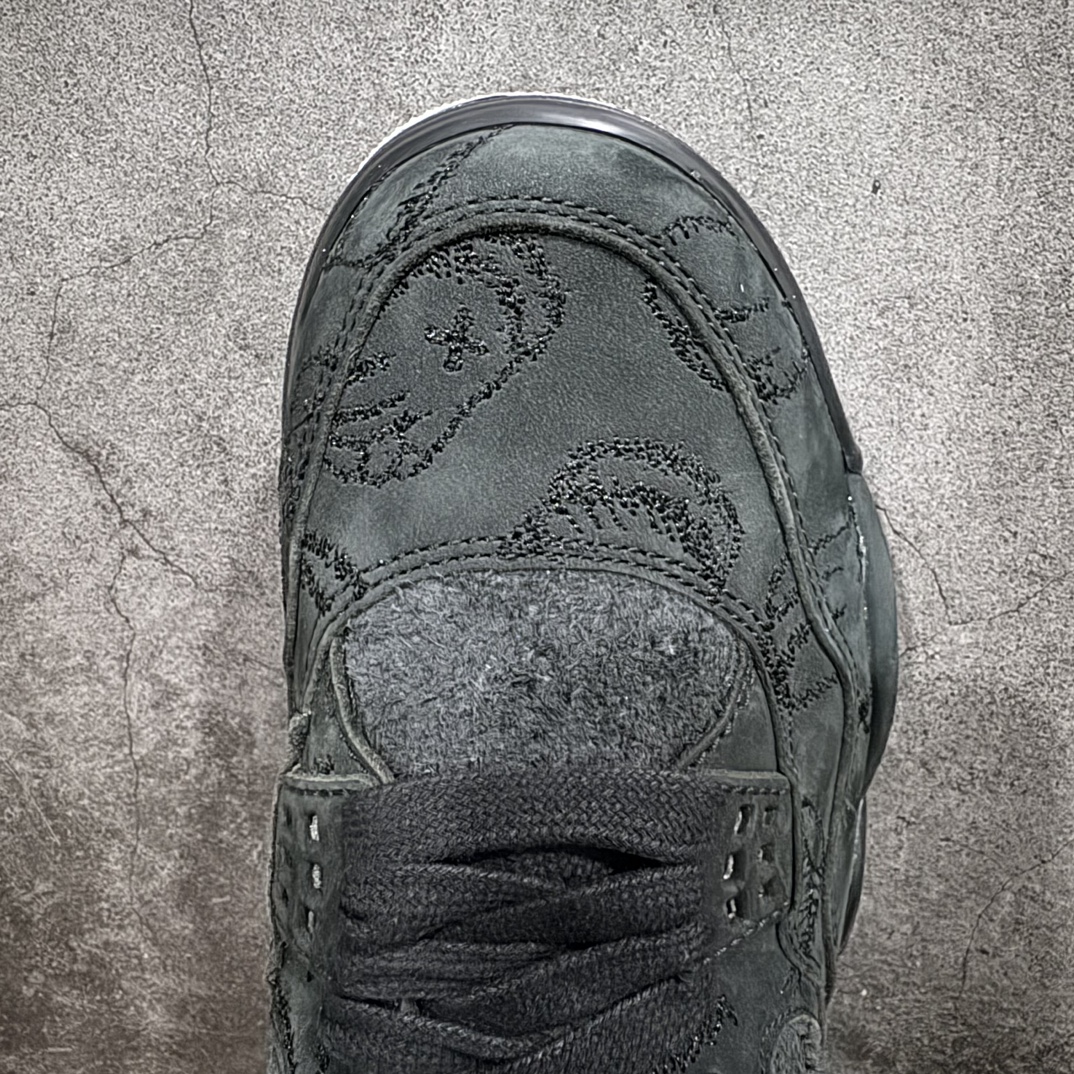 图片[5]-【老DT纯原 】KAWS x Air Jordan AJ4 \”Black\” 涂鸦联名纯黑 930155-001n翻水经典 历史细节最优 完美出货纯原市场最高工艺复刻 无色差修正 夜光大底调试 涂鸦、色卡与原版基本零差距 原厂麂皮定制 高密度原厂电绣鞋面涂鸦 原盒原配 独家配原鞋拆解开发 原楦原纸板开发 全市场最纯正四代版型 原底真实气垫 回弹反馈充足 完美鞋楦打造 市面最高工艺一切细节如图实拍 所见所得 原装头层皮冲裁Size：40 40.5 41 42 42.5 43 44 44.5 45 46 47.5 48.5 编码：T1590620-鞋库