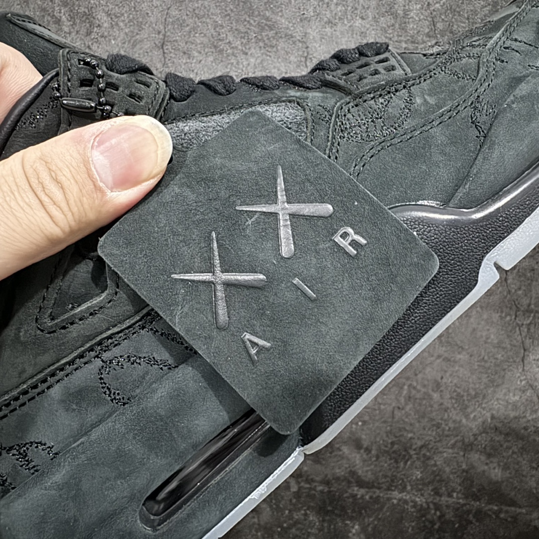 图片[9]-【老DT纯原 】KAWS x Air Jordan AJ4 \”Black\” 涂鸦联名纯黑 930155-001n翻水经典 历史细节最优 完美出货纯原市场最高工艺复刻 无色差修正 夜光大底调试 涂鸦、色卡与原版基本零差距 原厂麂皮定制 高密度原厂电绣鞋面涂鸦 原盒原配 独家配原鞋拆解开发 原楦原纸板开发 全市场最纯正四代版型 原底真实气垫 回弹反馈充足 完美鞋楦打造 市面最高工艺一切细节如图实拍 所见所得 原装头层皮冲裁Size：40 40.5 41 42 42.5 43 44 44.5 45 46 47.5 48.5 编码：T1590620-鞋库