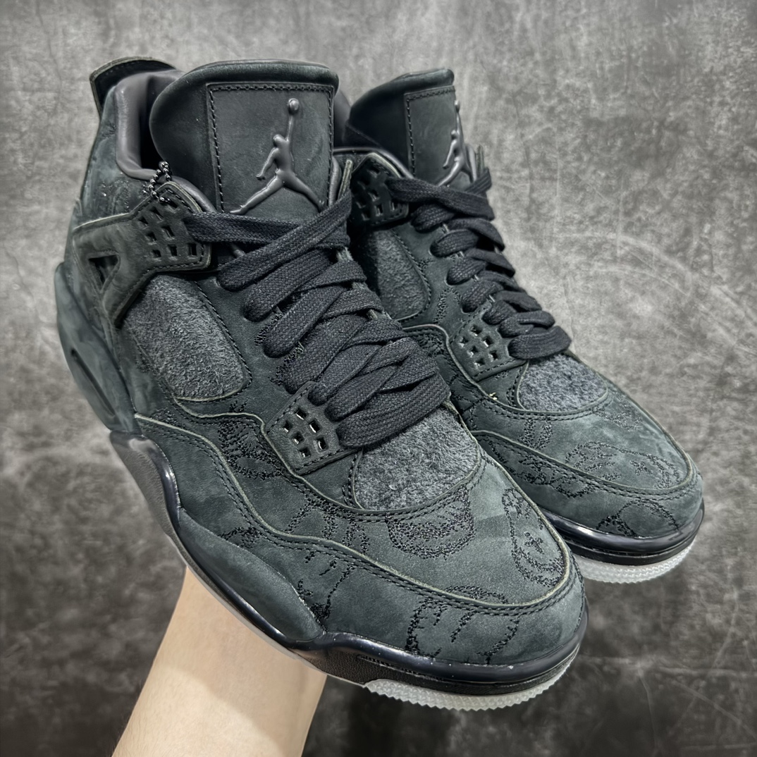 【老DT纯原 】KAWS x Air Jordan AJ4 \”Black\” 涂鸦联名纯黑 930155-001n翻水经典 历史细节最优 完美出货纯原市场最高工艺复刻 无色差修正 夜光大底调试 涂鸦、色卡与原版基本零差距 原厂麂皮定制 高密度原厂电绣鞋面涂鸦 原盒原配 独家配原鞋拆解开发 原楦原纸板开发 全市场最纯正四代版型 原底真实气垫 回弹反馈充足 完美鞋楦打造 市面最高工艺一切细节如图实拍 所见所得 原装头层皮冲裁Size：40 40.5 41 42 42.5 43 44 44.5 45 46 47.5 48.5 编码：T1590620-鞋库