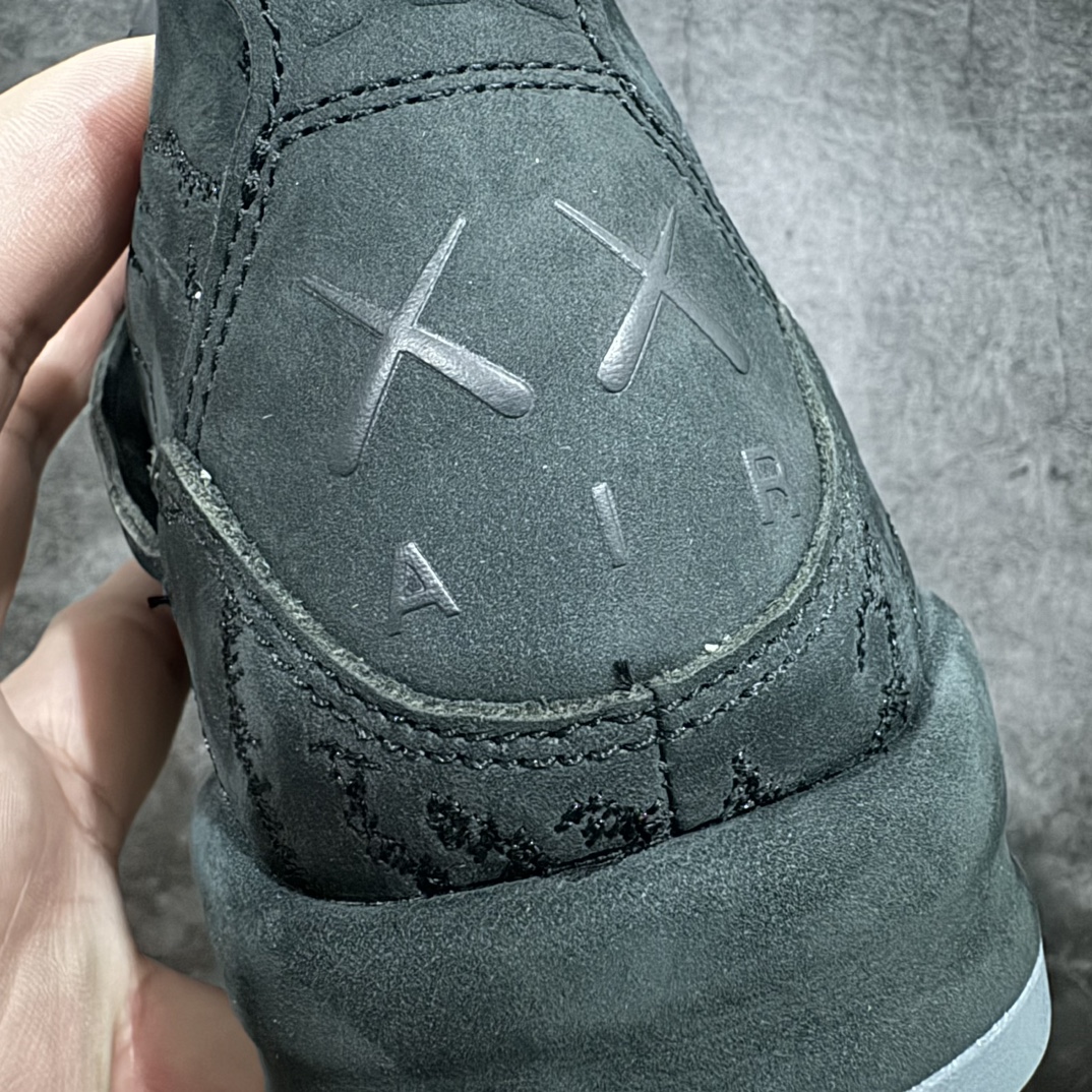 图片[2]-【老DT纯原 】KAWS x Air Jordan AJ4 \”Black\” 涂鸦联名纯黑 930155-001n翻水经典 历史细节最优 完美出货纯原市场最高工艺复刻 无色差修正 夜光大底调试 涂鸦、色卡与原版基本零差距 原厂麂皮定制 高密度原厂电绣鞋面涂鸦 原盒原配 独家配原鞋拆解开发 原楦原纸板开发 全市场最纯正四代版型 原底真实气垫 回弹反馈充足 完美鞋楦打造 市面最高工艺一切细节如图实拍 所见所得 原装头层皮冲裁Size：40 40.5 41 42 42.5 43 44 44.5 45 46 47.5 48.5 编码：T1590620-鞋库