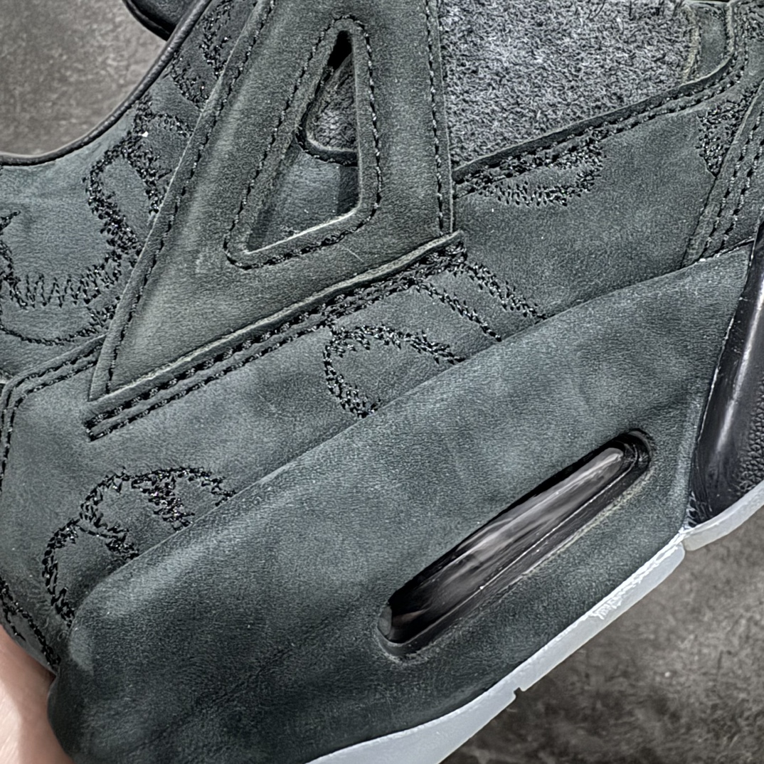 图片[3]-【老DT纯原 】KAWS x Air Jordan AJ4 \”Black\” 涂鸦联名纯黑 930155-001n翻水经典 历史细节最优 完美出货纯原市场最高工艺复刻 无色差修正 夜光大底调试 涂鸦、色卡与原版基本零差距 原厂麂皮定制 高密度原厂电绣鞋面涂鸦 原盒原配 独家配原鞋拆解开发 原楦原纸板开发 全市场最纯正四代版型 原底真实气垫 回弹反馈充足 完美鞋楦打造 市面最高工艺一切细节如图实拍 所见所得 原装头层皮冲裁Size：40 40.5 41 42 42.5 43 44 44.5 45 46 47.5 48.5 编码：T1590620-鞋库