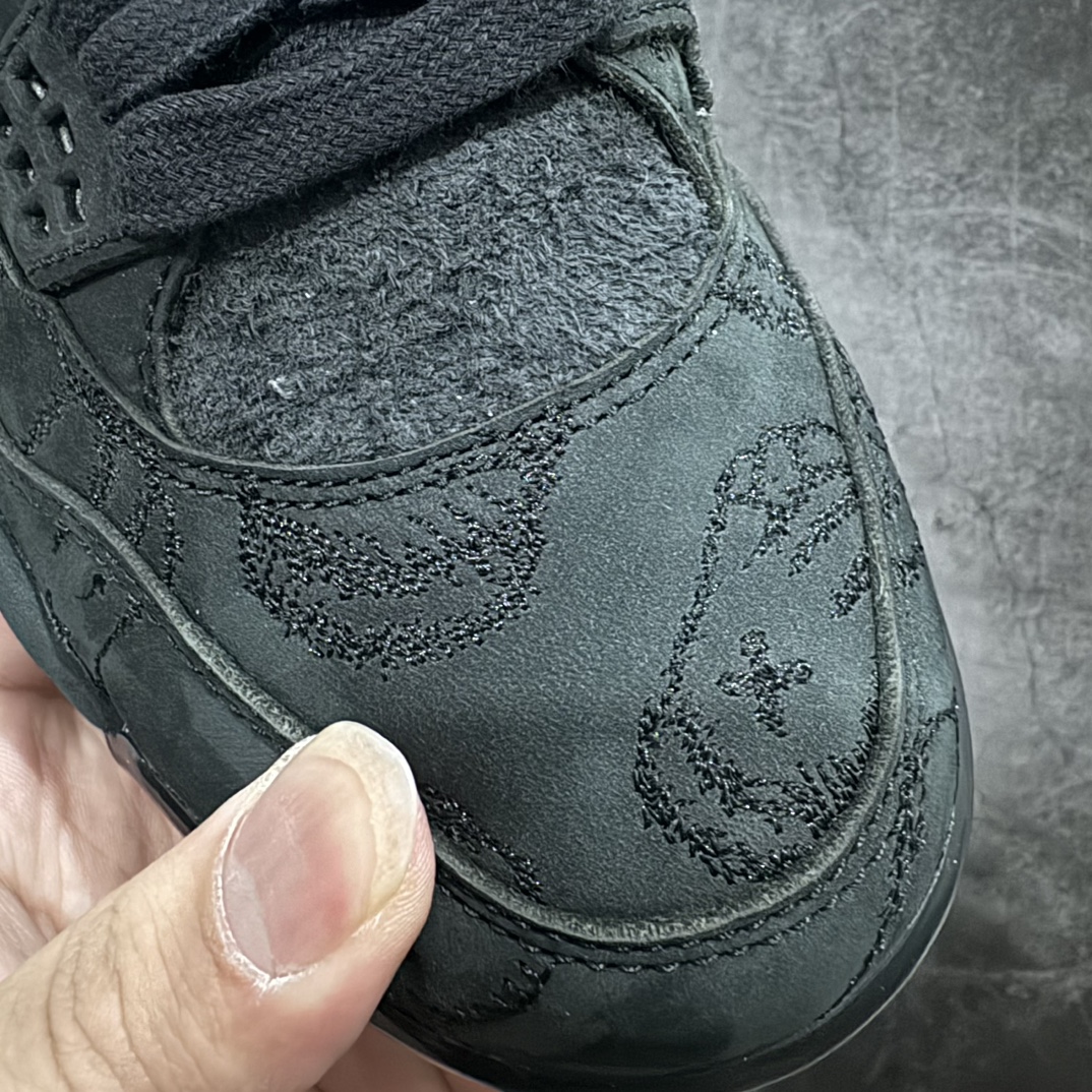 图片[5]-【老DT纯原 】KAWS x Air Jordan AJ4 \”Black\” 涂鸦联名纯黑 930155-001n翻水经典 历史细节最优 完美出货纯原市场最高工艺复刻 无色差修正 夜光大底调试 涂鸦、色卡与原版基本零差距 原厂麂皮定制 高密度原厂电绣鞋面涂鸦 原盒原配 独家配原鞋拆解开发 原楦原纸板开发 全市场最纯正四代版型 原底真实气垫 回弹反馈充足 完美鞋楦打造 市面最高工艺一切细节如图实拍 所见所得 原装头层皮冲裁Size：40 40.5 41 42 42.5 43 44 44.5 45 46 47.5 48.5 编码：T1590620-鞋库