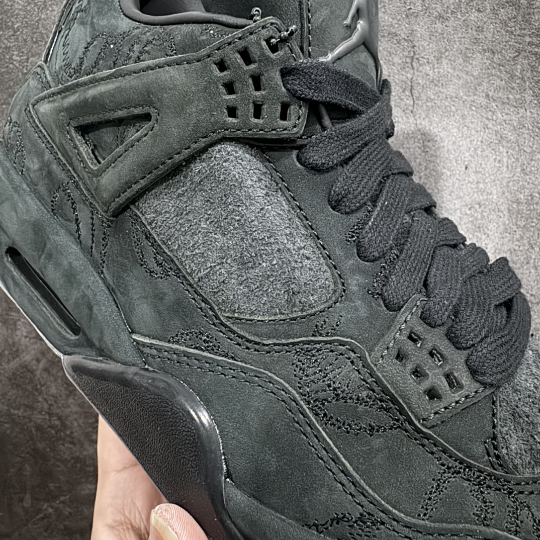 图片[4]-【老DT纯原 】KAWS x Air Jordan AJ4 \”Black\” 涂鸦联名纯黑 930155-001n翻水经典 历史细节最优 完美出货纯原市场最高工艺复刻 无色差修正 夜光大底调试 涂鸦、色卡与原版基本零差距 原厂麂皮定制 高密度原厂电绣鞋面涂鸦 原盒原配 独家配原鞋拆解开发 原楦原纸板开发 全市场最纯正四代版型 原底真实气垫 回弹反馈充足 完美鞋楦打造 市面最高工艺一切细节如图实拍 所见所得 原装头层皮冲裁Size：40 40.5 41 42 42.5 43 44 44.5 45 46 47.5 48.5 编码：T1590620-鞋库