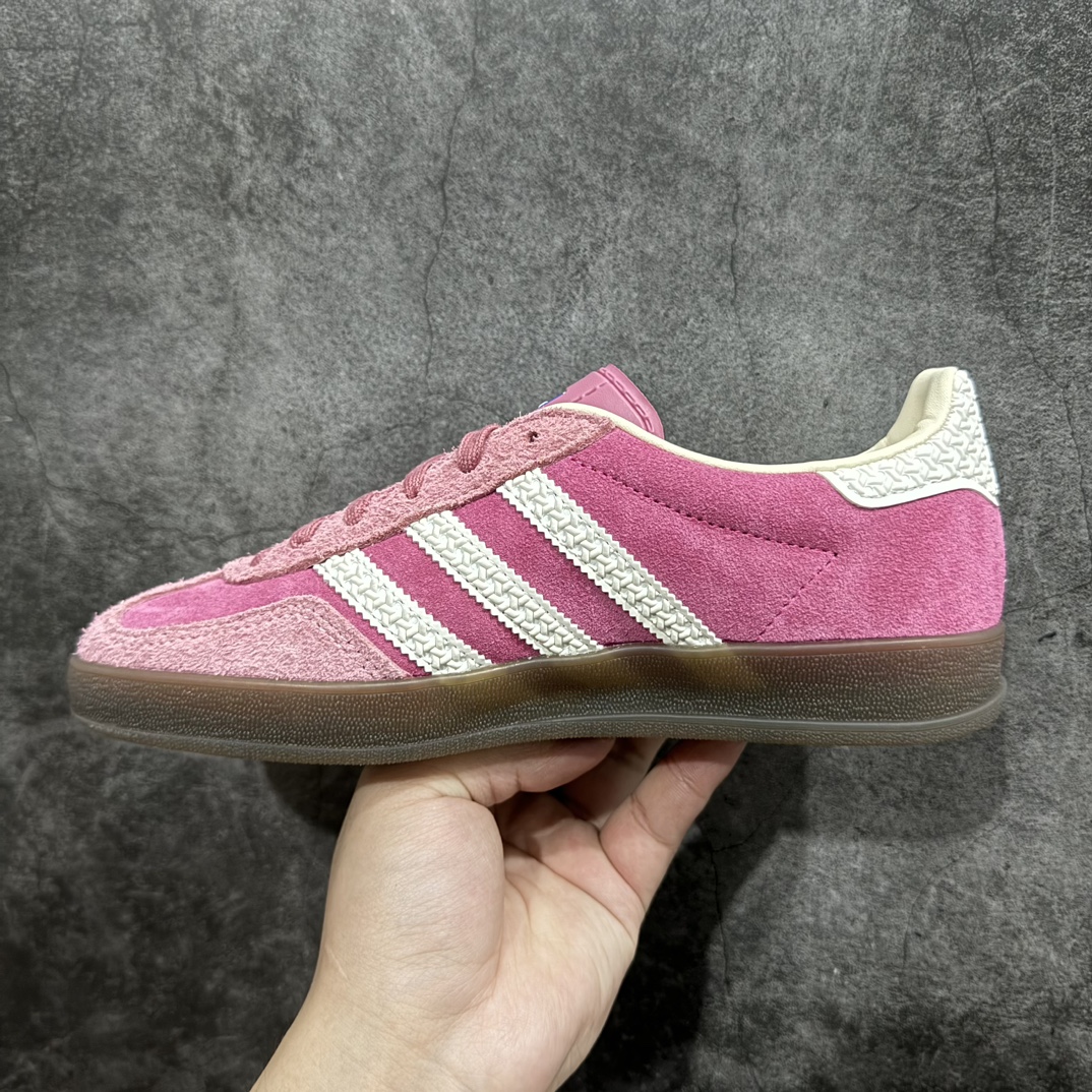 图片[2]-【CS版本】AD Original Gazelle Indoor Trainers 瞪羚室内鞋系列低帮复古百搭休闲运动德训风板鞋 草莓熊 IF1809n独家前帮工艺加持 全套原纸板楦头开发 每道工序同步公司流程 确保原汁原味 完美呈现原鞋版型 原厂高频磨具加持 精准内部资源对接 Logo字体百分百还原 原厂特供纳米纤维板 区别市面劣质纸板中底 原厂海玻璃鞋垫 中置乳胶足弓支撑垫 正确3/2横条宽版背胶 一比一鞋头弧度高度鞋身弧度 烫金亮度高频深浅同步原鞋 独家私模最大47.5 半透明橡胶大底 原厂定制长毛翻毛皮组合环保纤维革鞋面 原厂港宝加持定型后跟R度完美 原厂高频磨具加持 Logo字体 凹凸明显 轮廓分明 描漆定位精准 三道杠为尖角45°锯齿状 高频立体感很强 区别圆形锯齿 已最大程度还原公司 欢迎对比 将复古进行到底 简约流畅 三十年不变经典 这款Gazelle运动鞋 无论面料、配色、质感或设计 都只在重现其1991年原款的经典 皮革鞋面 撞色三条纹和鞋跟标的设计 力求呈现90年代的经典复古风潮 Samba火热的同时 也带动了其它的复古鞋型 Gazelle便是其中一只 Gazelle Indoor拥有包边更宽的T字型鞋头 更好的保护运动员的前掌 浓浓的复古氛围感 非常适合现在流行的Cleanfit风格SIZE：35.5 36 36.5 37 38 38.5 39 40 40.5 41 42 42.5 43 44 44.5 45 46 47.5 编码：ZX240260-鞋库