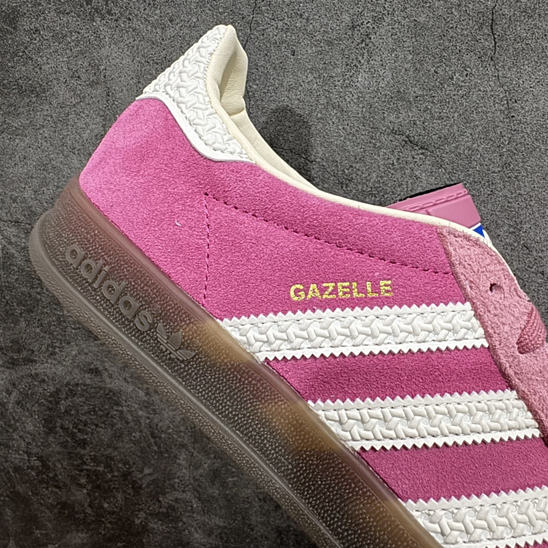 图片[7]-【CS版本】AD Original Gazelle Indoor Trainers 瞪羚室内鞋系列低帮复古百搭休闲运动德训风板鞋 草莓熊 IF1809n独家前帮工艺加持 全套原纸板楦头开发 每道工序同步公司流程 确保原汁原味 完美呈现原鞋版型 原厂高频磨具加持 精准内部资源对接 Logo字体百分百还原 原厂特供纳米纤维板 区别市面劣质纸板中底 原厂海玻璃鞋垫 中置乳胶足弓支撑垫 正确3/2横条宽版背胶 一比一鞋头弧度高度鞋身弧度 烫金亮度高频深浅同步原鞋 独家私模最大47.5 半透明橡胶大底 原厂定制长毛翻毛皮组合环保纤维革鞋面 原厂港宝加持定型后跟R度完美 原厂高频磨具加持 Logo字体 凹凸明显 轮廓分明 描漆定位精准 三道杠为尖角45°锯齿状 高频立体感很强 区别圆形锯齿 已最大程度还原公司 欢迎对比 将复古进行到底 简约流畅 三十年不变经典 这款Gazelle运动鞋 无论面料、配色、质感或设计 都只在重现其1991年原款的经典 皮革鞋面 撞色三条纹和鞋跟标的设计 力求呈现90年代的经典复古风潮 Samba火热的同时 也带动了其它的复古鞋型 Gazelle便是其中一只 Gazelle Indoor拥有包边更宽的T字型鞋头 更好的保护运动员的前掌 浓浓的复古氛围感 非常适合现在流行的Cleanfit风格SIZE：35.5 36 36.5 37 38 38.5 39 40 40.5 41 42 42.5 43 44 44.5 45 46 47.5 编码：ZX240260-鞋库