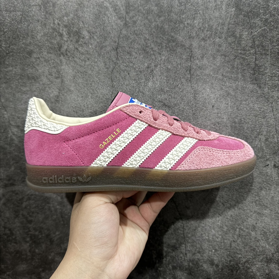 【CS版本】AD Original Gazelle Indoor Trainers 瞪羚室内鞋系列低帮复古百搭休闲运动德训风板鞋 草莓熊 IF1809n独家前帮工艺加持 全套原纸板楦头开发 每道工序同步公司流程 确保原汁原味 完美呈现原鞋版型 原厂高频磨具加持 精准内部资源对接 Logo字体百分百还原 原厂特供纳米纤维板 区别市面劣质纸板中底 原厂海玻璃鞋垫 中置乳胶足弓支撑垫 正确3/2横条宽版背胶 一比一鞋头弧度高度鞋身弧度 烫金亮度高频深浅同步原鞋 独家私模最大47.5 半透明橡胶大底 原厂定制长毛翻毛皮组合环保纤维革鞋面 原厂港宝加持定型后跟R度完美 原厂高频磨具加持 Logo字体 凹凸明显 轮廓分明 描漆定位精准 三道杠为尖角45°锯齿状 高频立体感很强 区别圆形锯齿 已最大程度还原公司 欢迎对比 将复古进行到底 简约流畅 三十年不变经典 这款Gazelle运动鞋 无论面料、配色、质感或设计 都只在重现其1991年原款的经典 皮革鞋面 撞色三条纹和鞋跟标的设计 力求呈现90年代的经典复古风潮 Samba火热的同时 也带动了其它的复古鞋型 Gazelle便是其中一只 Gazelle Indoor拥有包边更宽的T字型鞋头 更好的保护运动员的前掌 浓浓的复古氛围感 非常适合现在流行的Cleanfit风格SIZE：35.5 36 36.5 37 38 38.5 39 40 40.5 41 42 42.5 43 44 44.5 45 46 47.5 编码：ZX240260-鞋库