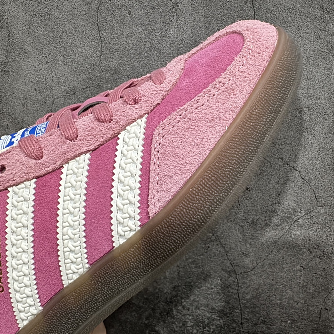 图片[6]-【CS版本】AD Original Gazelle Indoor Trainers 瞪羚室内鞋系列低帮复古百搭休闲运动德训风板鞋 草莓熊 IF1809n独家前帮工艺加持 全套原纸板楦头开发 每道工序同步公司流程 确保原汁原味 完美呈现原鞋版型 原厂高频磨具加持 精准内部资源对接 Logo字体百分百还原 原厂特供纳米纤维板 区别市面劣质纸板中底 原厂海玻璃鞋垫 中置乳胶足弓支撑垫 正确3/2横条宽版背胶 一比一鞋头弧度高度鞋身弧度 烫金亮度高频深浅同步原鞋 独家私模最大47.5 半透明橡胶大底 原厂定制长毛翻毛皮组合环保纤维革鞋面 原厂港宝加持定型后跟R度完美 原厂高频磨具加持 Logo字体 凹凸明显 轮廓分明 描漆定位精准 三道杠为尖角45°锯齿状 高频立体感很强 区别圆形锯齿 已最大程度还原公司 欢迎对比 将复古进行到底 简约流畅 三十年不变经典 这款Gazelle运动鞋 无论面料、配色、质感或设计 都只在重现其1991年原款的经典 皮革鞋面 撞色三条纹和鞋跟标的设计 力求呈现90年代的经典复古风潮 Samba火热的同时 也带动了其它的复古鞋型 Gazelle便是其中一只 Gazelle Indoor拥有包边更宽的T字型鞋头 更好的保护运动员的前掌 浓浓的复古氛围感 非常适合现在流行的Cleanfit风格SIZE：35.5 36 36.5 37 38 38.5 39 40 40.5 41 42 42.5 43 44 44.5 45 46 47.5 编码：ZX240260-鞋库