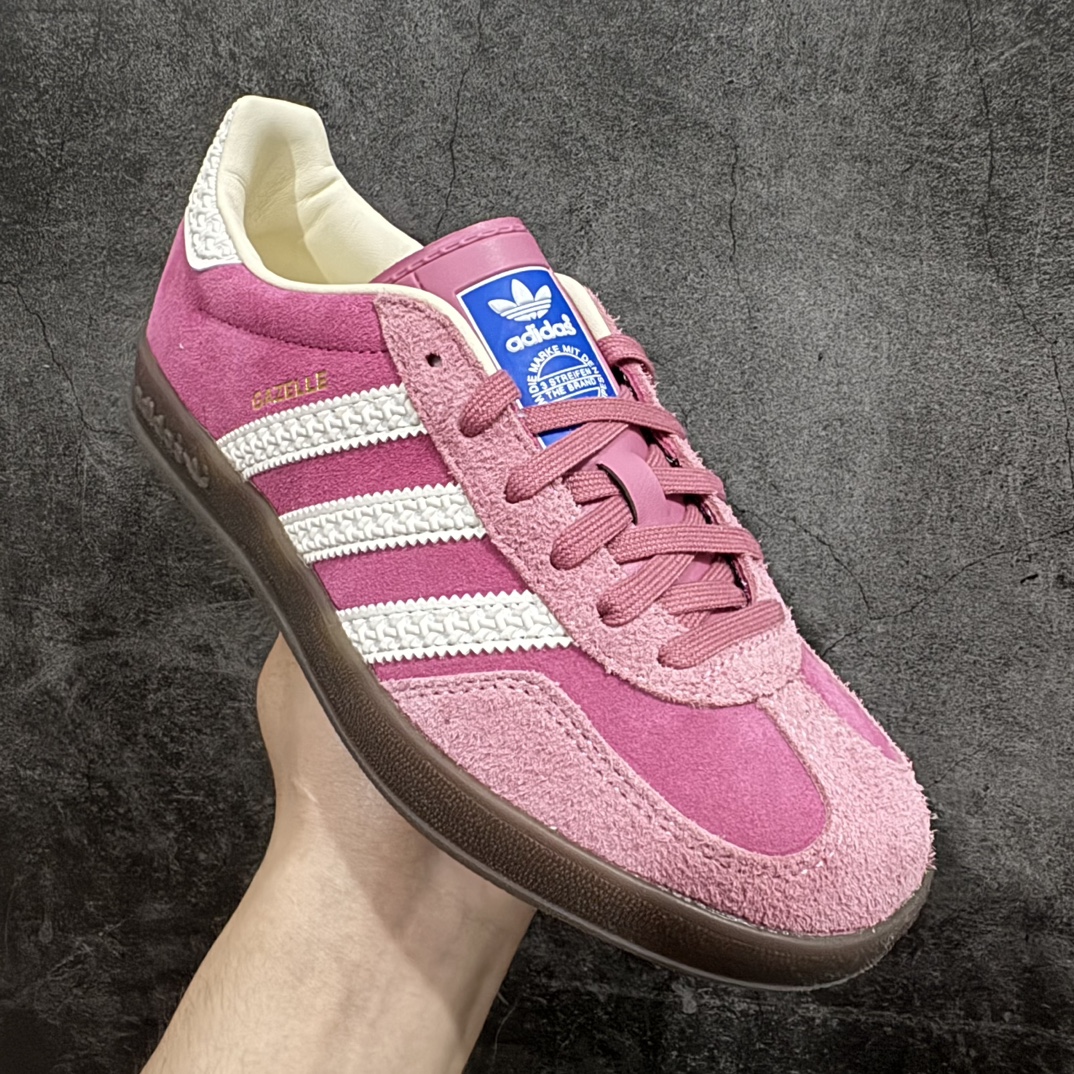 图片[3]-【CS版本】AD Original Gazelle Indoor Trainers 瞪羚室内鞋系列低帮复古百搭休闲运动德训风板鞋 草莓熊 IF1809n独家前帮工艺加持 全套原纸板楦头开发 每道工序同步公司流程 确保原汁原味 完美呈现原鞋版型 原厂高频磨具加持 精准内部资源对接 Logo字体百分百还原 原厂特供纳米纤维板 区别市面劣质纸板中底 原厂海玻璃鞋垫 中置乳胶足弓支撑垫 正确3/2横条宽版背胶 一比一鞋头弧度高度鞋身弧度 烫金亮度高频深浅同步原鞋 独家私模最大47.5 半透明橡胶大底 原厂定制长毛翻毛皮组合环保纤维革鞋面 原厂港宝加持定型后跟R度完美 原厂高频磨具加持 Logo字体 凹凸明显 轮廓分明 描漆定位精准 三道杠为尖角45°锯齿状 高频立体感很强 区别圆形锯齿 已最大程度还原公司 欢迎对比 将复古进行到底 简约流畅 三十年不变经典 这款Gazelle运动鞋 无论面料、配色、质感或设计 都只在重现其1991年原款的经典 皮革鞋面 撞色三条纹和鞋跟标的设计 力求呈现90年代的经典复古风潮 Samba火热的同时 也带动了其它的复古鞋型 Gazelle便是其中一只 Gazelle Indoor拥有包边更宽的T字型鞋头 更好的保护运动员的前掌 浓浓的复古氛围感 非常适合现在流行的Cleanfit风格SIZE：35.5 36 36.5 37 38 38.5 39 40 40.5 41 42 42.5 43 44 44.5 45 46 47.5 编码：ZX240260-鞋库