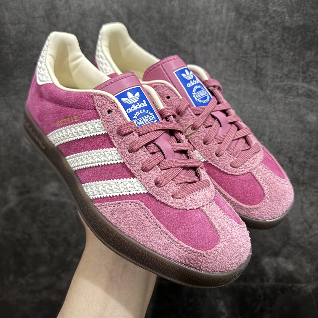 【CS版本】AD Original Gazelle Indoor Trainers 瞪羚室内鞋系列低帮复古百搭休闲运动德训风板鞋 草莓熊 IF1809n独家前帮工艺加持 全套原纸板楦头开发 每道工序同步公司流程 确保原汁原味 完美呈现原鞋版型 原厂高频磨具加持 精准内部资源对接 Logo字体百分百还原 原厂特供纳米纤维板 区别市面劣质纸板中底 原厂海玻璃鞋垫 中置乳胶足弓支撑垫 正确3/2横条宽版背胶 一比一鞋头弧度高度鞋身弧度 烫金亮度高频深浅同步原鞋 独家私模最大47.5 半透明橡胶大底 原厂定制长毛翻毛皮组合环保纤维革鞋面 原厂港宝加持定型后跟R度完美 原厂高频磨具加持 Logo字体 凹凸明显 轮廓分明 描漆定位精准 三道杠为尖角45°锯齿状 高频立体感很强 区别圆形锯齿 已最大程度还原公司 欢迎对比 将复古进行到底 简约流畅 三十年不变经典 这款Gazelle运动鞋 无论面料、配色、质感或设计 都只在重现其1991年原款的经典 皮革鞋面 撞色三条纹和鞋跟标的设计 力求呈现90年代的经典复古风潮 Samba火热的同时 也带动了其它的复古鞋型 Gazelle便是其中一只 Gazelle Indoor拥有包边更宽的T字型鞋头 更好的保护运动员的前掌 浓浓的复古氛围感 非常适合现在流行的Cleanfit风格SIZE：35.5 36 36.5 37 38 38.5 39 40 40.5 41 42 42.5 43 44 44.5 45 46 47.5 编码：ZX240260-鞋库