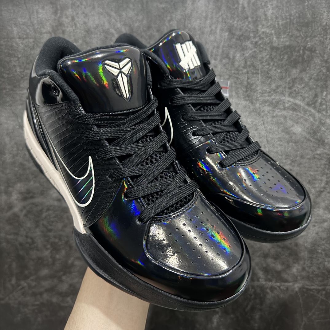 【OG纯原版本】Undefeated x NK ZOOM KOBE 4 Protro 漆皮联名 黑曼巴 CQ3869-001nOG纯原生产线科比四代 黑曼巴 #Zoom Turbo气垫➕后掌EVA缓震 实战配置直接拉满n#原楦纸板开发 鞋身流线型、后跟塑形，区分土肥圆n#原档数据3D打印 鞋面细节匹配原版n#全身鞋材卡料色独家定制 唯一正确喷漆SWOOSH#NK专利Flyknit飞线科技，给予鞋身足够抗扭矩力n#真实底模 实战利器 专供海外市场 Size：40 40.5 41 42 42.5 43 44 44.5 45 46 47.5  编码：OG440460-鞋库