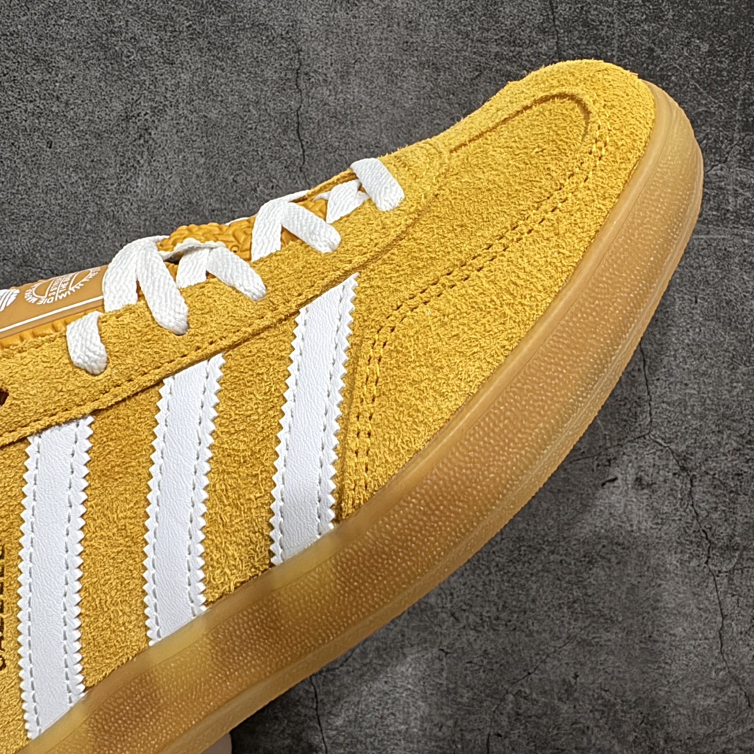 图片[6]-【CS版本】AD Original Gazelle Indoor Trainers 瞪羚室内鞋系列低帮复古百搭休闲运动德训风板鞋 黄白 HQ8716n独家前帮工艺加持 全套原纸板楦头开发 每道工序同步公司流程 确保原汁原味 完美呈现原鞋版型 原厂高频磨具加持 精准内部资源对接 Logo字体百分百还原 原厂特供纳米纤维板 区别市面劣质纸板中底 原厂海玻璃鞋垫 中置乳胶足弓支撑垫 正确3/2横条宽版背胶 一比一鞋头弧度高度鞋身弧度 烫金亮度高频深浅同步原鞋 独家私模最大47.5 半透明橡胶大底 原厂定制长毛翻毛皮组合环保纤维革鞋面 原厂港宝加持定型后跟R度完美 原厂高频磨具加持 Logo字体 凹凸明显 轮廓分明 描漆定位精准 三道杠为尖角45°锯齿状 高频立体感很强 区别圆形锯齿 已最大程度还原公司 欢迎对比 将复古进行到底 简约流畅 三十年不变经典 这款Gazelle运动鞋 无论面料、配色、质感或设计 都只在重现其1991年原款的经典 皮革鞋面 撞色三条纹和鞋跟标的设计 力求呈现90年代的经典复古风潮 Samba火热的同时 也带动了其它的复古鞋型 Gazelle便是其中一只 Gazelle Indoor拥有包边更宽的T字型鞋头 更好的保护运动员的前掌 浓浓的复古氛围感 非常适合现在流行的Cleanfit风格SIZE：35.5 36 36.5 37 38 38.5 39 40 40.5 41 42 42.5 43 44 44.5 45 46 47.5 编码：ZX240260-鞋库