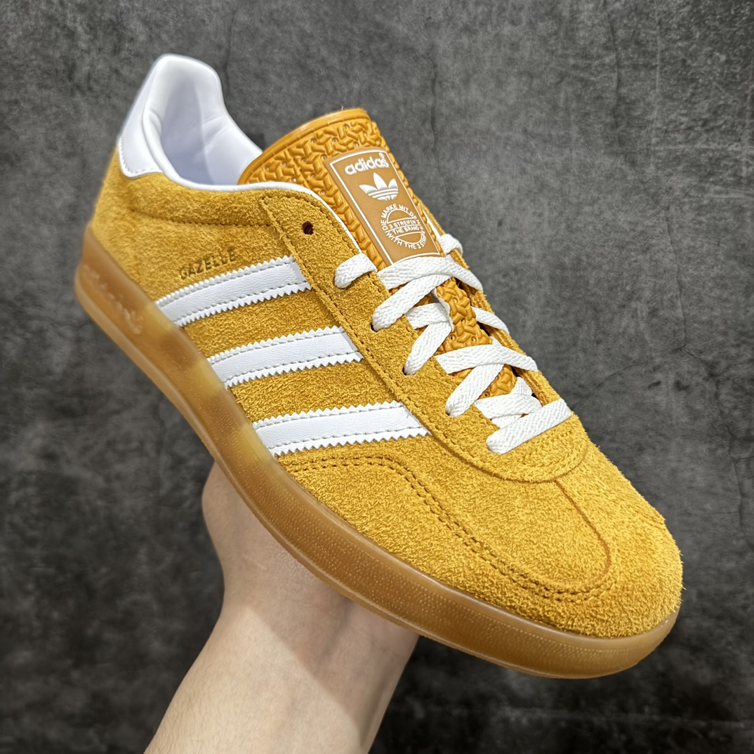 图片[3]-【CS版本】AD Original Gazelle Indoor Trainers 瞪羚室内鞋系列低帮复古百搭休闲运动德训风板鞋 黄白 HQ8716n独家前帮工艺加持 全套原纸板楦头开发 每道工序同步公司流程 确保原汁原味 完美呈现原鞋版型 原厂高频磨具加持 精准内部资源对接 Logo字体百分百还原 原厂特供纳米纤维板 区别市面劣质纸板中底 原厂海玻璃鞋垫 中置乳胶足弓支撑垫 正确3/2横条宽版背胶 一比一鞋头弧度高度鞋身弧度 烫金亮度高频深浅同步原鞋 独家私模最大47.5 半透明橡胶大底 原厂定制长毛翻毛皮组合环保纤维革鞋面 原厂港宝加持定型后跟R度完美 原厂高频磨具加持 Logo字体 凹凸明显 轮廓分明 描漆定位精准 三道杠为尖角45°锯齿状 高频立体感很强 区别圆形锯齿 已最大程度还原公司 欢迎对比 将复古进行到底 简约流畅 三十年不变经典 这款Gazelle运动鞋 无论面料、配色、质感或设计 都只在重现其1991年原款的经典 皮革鞋面 撞色三条纹和鞋跟标的设计 力求呈现90年代的经典复古风潮 Samba火热的同时 也带动了其它的复古鞋型 Gazelle便是其中一只 Gazelle Indoor拥有包边更宽的T字型鞋头 更好的保护运动员的前掌 浓浓的复古氛围感 非常适合现在流行的Cleanfit风格SIZE：35.5 36 36.5 37 38 38.5 39 40 40.5 41 42 42.5 43 44 44.5 45 46 47.5 编码：ZX240260-鞋库