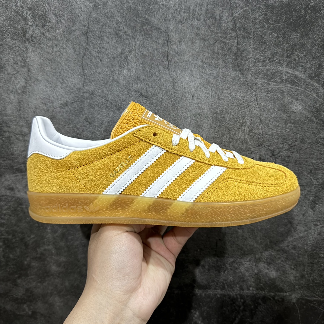 【CS版本】AD Original Gazelle Indoor Trainers 瞪羚室内鞋系列低帮复古百搭休闲运动德训风板鞋 黄白 HQ8716n独家前帮工艺加持 全套原纸板楦头开发 每道工序同步公司流程 确保原汁原味 完美呈现原鞋版型 原厂高频磨具加持 精准内部资源对接 Logo字体百分百还原 原厂特供纳米纤维板 区别市面劣质纸板中底 原厂海玻璃鞋垫 中置乳胶足弓支撑垫 正确3/2横条宽版背胶 一比一鞋头弧度高度鞋身弧度 烫金亮度高频深浅同步原鞋 独家私模最大47.5 半透明橡胶大底 原厂定制长毛翻毛皮组合环保纤维革鞋面 原厂港宝加持定型后跟R度完美 原厂高频磨具加持 Logo字体 凹凸明显 轮廓分明 描漆定位精准 三道杠为尖角45°锯齿状 高频立体感很强 区别圆形锯齿 已最大程度还原公司 欢迎对比 将复古进行到底 简约流畅 三十年不变经典 这款Gazelle运动鞋 无论面料、配色、质感或设计 都只在重现其1991年原款的经典 皮革鞋面 撞色三条纹和鞋跟标的设计 力求呈现90年代的经典复古风潮 Samba火热的同时 也带动了其它的复古鞋型 Gazelle便是其中一只 Gazelle Indoor拥有包边更宽的T字型鞋头 更好的保护运动员的前掌 浓浓的复古氛围感 非常适合现在流行的Cleanfit风格SIZE：35.5 36 36.5 37 38 38.5 39 40 40.5 41 42 42.5 43 44 44.5 45 46 47.5 编码：ZX240260-鞋库