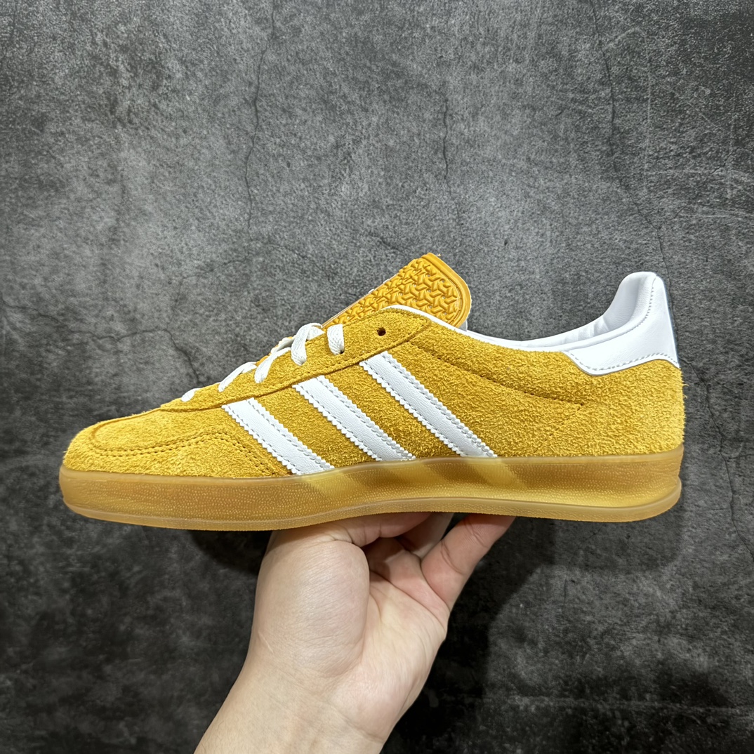 图片[2]-【CS版本】AD Original Gazelle Indoor Trainers 瞪羚室内鞋系列低帮复古百搭休闲运动德训风板鞋 黄白 HQ8716n独家前帮工艺加持 全套原纸板楦头开发 每道工序同步公司流程 确保原汁原味 完美呈现原鞋版型 原厂高频磨具加持 精准内部资源对接 Logo字体百分百还原 原厂特供纳米纤维板 区别市面劣质纸板中底 原厂海玻璃鞋垫 中置乳胶足弓支撑垫 正确3/2横条宽版背胶 一比一鞋头弧度高度鞋身弧度 烫金亮度高频深浅同步原鞋 独家私模最大47.5 半透明橡胶大底 原厂定制长毛翻毛皮组合环保纤维革鞋面 原厂港宝加持定型后跟R度完美 原厂高频磨具加持 Logo字体 凹凸明显 轮廓分明 描漆定位精准 三道杠为尖角45°锯齿状 高频立体感很强 区别圆形锯齿 已最大程度还原公司 欢迎对比 将复古进行到底 简约流畅 三十年不变经典 这款Gazelle运动鞋 无论面料、配色、质感或设计 都只在重现其1991年原款的经典 皮革鞋面 撞色三条纹和鞋跟标的设计 力求呈现90年代的经典复古风潮 Samba火热的同时 也带动了其它的复古鞋型 Gazelle便是其中一只 Gazelle Indoor拥有包边更宽的T字型鞋头 更好的保护运动员的前掌 浓浓的复古氛围感 非常适合现在流行的Cleanfit风格SIZE：35.5 36 36.5 37 38 38.5 39 40 40.5 41 42 42.5 43 44 44.5 45 46 47.5 编码：ZX240260-鞋库