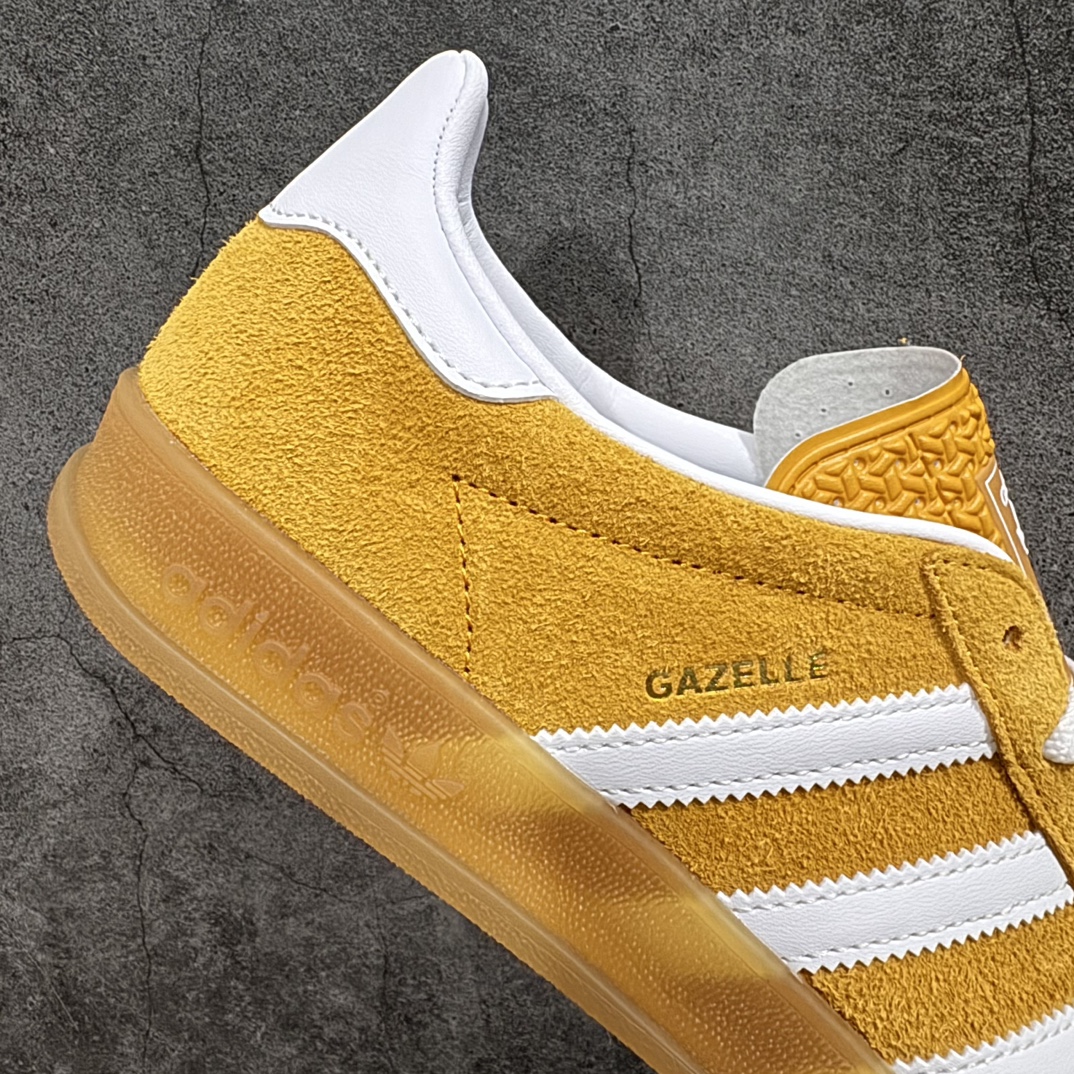 图片[7]-【CS版本】AD Original Gazelle Indoor Trainers 瞪羚室内鞋系列低帮复古百搭休闲运动德训风板鞋 黄白 HQ8716n独家前帮工艺加持 全套原纸板楦头开发 每道工序同步公司流程 确保原汁原味 完美呈现原鞋版型 原厂高频磨具加持 精准内部资源对接 Logo字体百分百还原 原厂特供纳米纤维板 区别市面劣质纸板中底 原厂海玻璃鞋垫 中置乳胶足弓支撑垫 正确3/2横条宽版背胶 一比一鞋头弧度高度鞋身弧度 烫金亮度高频深浅同步原鞋 独家私模最大47.5 半透明橡胶大底 原厂定制长毛翻毛皮组合环保纤维革鞋面 原厂港宝加持定型后跟R度完美 原厂高频磨具加持 Logo字体 凹凸明显 轮廓分明 描漆定位精准 三道杠为尖角45°锯齿状 高频立体感很强 区别圆形锯齿 已最大程度还原公司 欢迎对比 将复古进行到底 简约流畅 三十年不变经典 这款Gazelle运动鞋 无论面料、配色、质感或设计 都只在重现其1991年原款的经典 皮革鞋面 撞色三条纹和鞋跟标的设计 力求呈现90年代的经典复古风潮 Samba火热的同时 也带动了其它的复古鞋型 Gazelle便是其中一只 Gazelle Indoor拥有包边更宽的T字型鞋头 更好的保护运动员的前掌 浓浓的复古氛围感 非常适合现在流行的Cleanfit风格SIZE：35.5 36 36.5 37 38 38.5 39 40 40.5 41 42 42.5 43 44 44.5 45 46 47.5 编码：ZX240260-鞋库