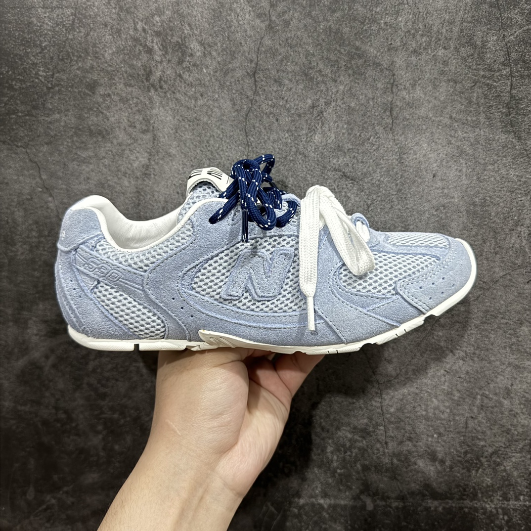 【广东纯原版本】Miumiu x New Balance NB24S联名款运动鞋  缪缪大秀上爆出的这双与New Balance 新百伦联名款运动 球鞋 后全球各大代购官网火爆上市.24s开春走秀场曝光、非常流行的美拉德配色平底鞋，双鞋带设计、独特风格，非常有质感！上脚非常轻便 百搭 全球以及国内社交平台已爆众多上脚图 多位顶级流量明星立捧n面料:  原版定制牛反绒n内里:  进口透网布拼接羊皮里n鞋底:  原版开模牛筋大底n底厚：2.5CM 尺码：35 36 37 38 39 40 编码：KH360380-鞋库