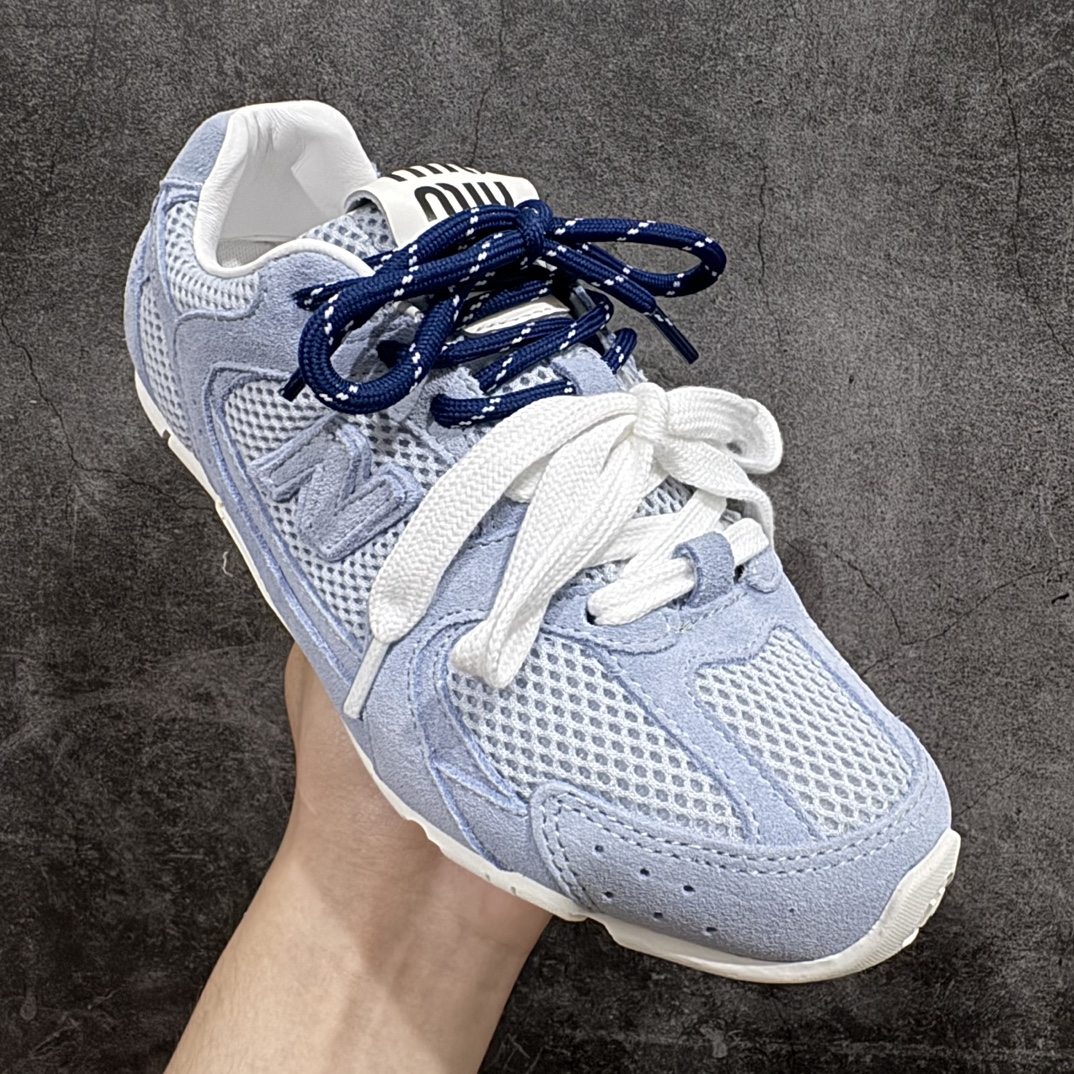 图片[3]-【广东纯原版本】Miumiu x New Balance NB24S联名款运动鞋  缪缪大秀上爆出的这双与New Balance 新百伦联名款运动 球鞋 后全球各大代购官网火爆上市.24s开春走秀场曝光、非常流行的美拉德配色平底鞋，双鞋带设计、独特风格，非常有质感！上脚非常轻便 百搭 全球以及国内社交平台已爆众多上脚图 多位顶级流量明星立捧n面料:  原版定制牛反绒n内里:  进口透网布拼接羊皮里n鞋底:  原版开模牛筋大底n底厚：2.5CM 尺码：35 36 37 38 39 40 编码：KH360380-鞋库