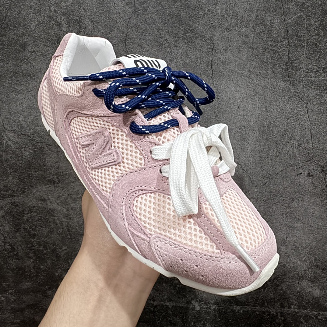 图片[3]-【广东纯原版本】Miumiu x New Balance NB24S联名款运动鞋  缪缪大秀上爆出的这双与New Balance 新百伦联名款运动 球鞋 后全球各大代购官网火爆上市.24s开春走秀场曝光、非常流行的美拉德配色平底鞋，双鞋带设计、独特风格，非常有质感！上脚非常轻便 百搭 全球以及国内社交平台已爆众多上脚图 多位顶级流量明星立捧n面料:  原版定制牛反绒n内里:  进口透网布拼接羊皮里n鞋底:  原版开模牛筋大底n底厚：2.5CM 尺码：35 36 37 38 39 40 编码：KH360380-莆田鞋批发中心