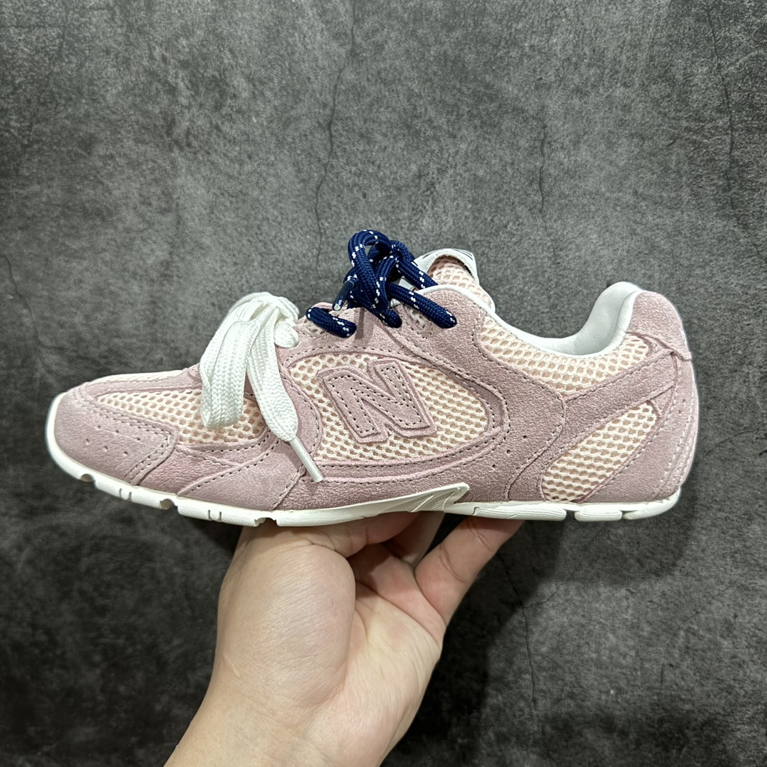 图片[2]-【广东纯原版本】Miumiu x New Balance NB24S联名款运动鞋  缪缪大秀上爆出的这双与New Balance 新百伦联名款运动 球鞋 后全球各大代购官网火爆上市.24s开春走秀场曝光、非常流行的美拉德配色平底鞋，双鞋带设计、独特风格，非常有质感！上脚非常轻便 百搭 全球以及国内社交平台已爆众多上脚图 多位顶级流量明星立捧n面料:  原版定制牛反绒n内里:  进口透网布拼接羊皮里n鞋底:  原版开模牛筋大底n底厚：2.5CM 尺码：35 36 37 38 39 40 编码：KH360380-鞋库