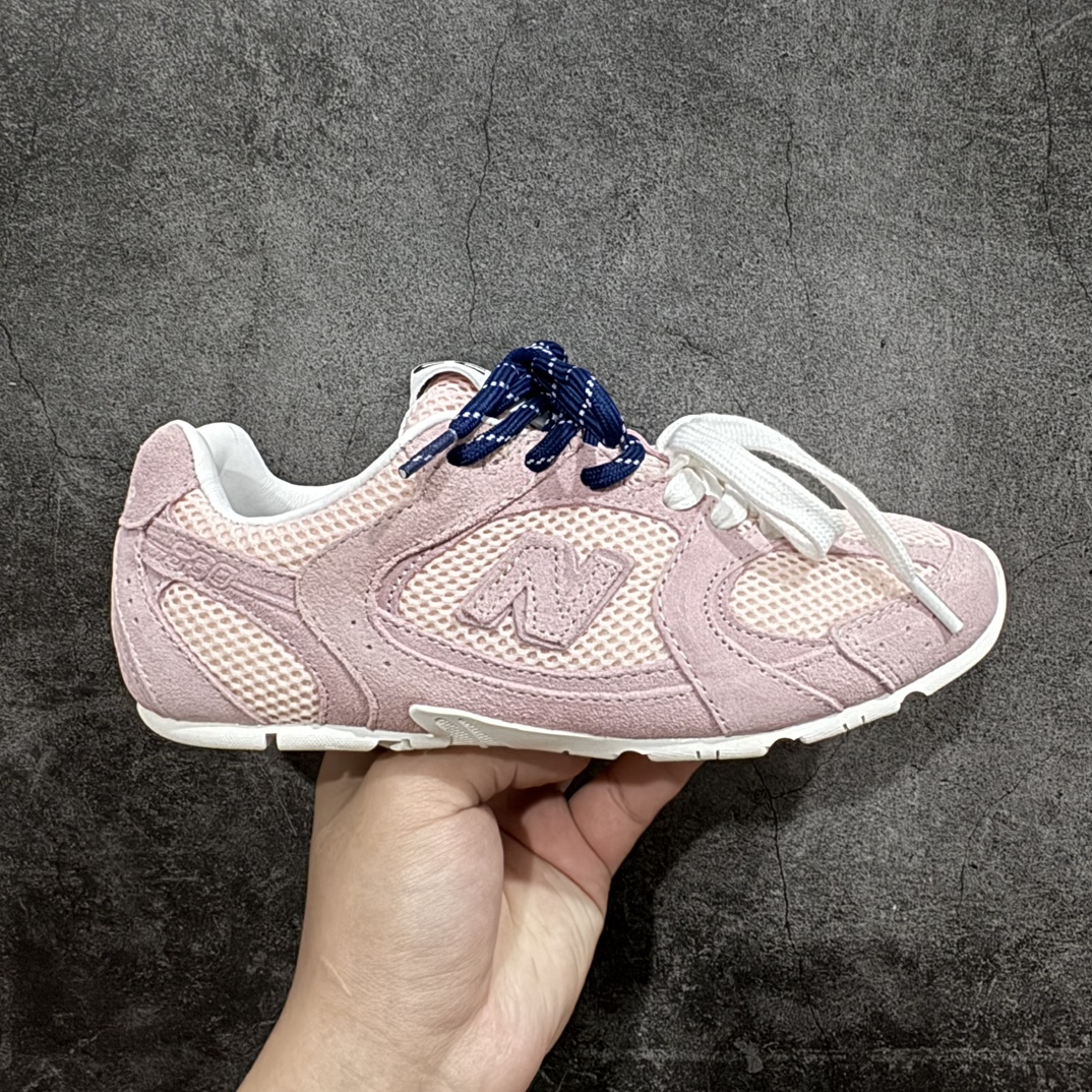 【广东纯原版本】Miumiu x New Balance NB24S联名款运动鞋  缪缪大秀上爆出的这双与New Balance 新百伦联名款运动 球鞋 后全球各大代购官网火爆上市.24s开春走秀场曝光、非常流行的美拉德配色平底鞋，双鞋带设计、独特风格，非常有质感！上脚非常轻便 百搭 全球以及国内社交平台已爆众多上脚图 多位顶级流量明星立捧n面料:  原版定制牛反绒n内里:  进口透网布拼接羊皮里n鞋底:  原版开模牛筋大底n底厚：2.5CM 尺码：35 36 37 38 39 40 编码：KH360380-莆田鞋批发中心