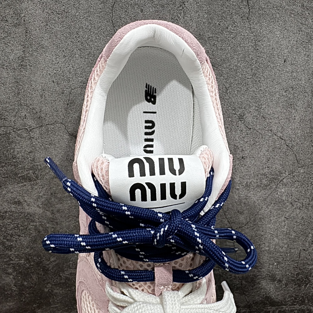 图片[8]-【广东纯原版本】Miumiu x New Balance NB24S联名款运动鞋  缪缪大秀上爆出的这双与New Balance 新百伦联名款运动 球鞋 后全球各大代购官网火爆上市.24s开春走秀场曝光、非常流行的美拉德配色平底鞋，双鞋带设计、独特风格，非常有质感！上脚非常轻便 百搭 全球以及国内社交平台已爆众多上脚图 多位顶级流量明星立捧n面料:  原版定制牛反绒n内里:  进口透网布拼接羊皮里n鞋底:  原版开模牛筋大底n底厚：2.5CM 尺码：35 36 37 38 39 40 编码：KH360380-鞋库