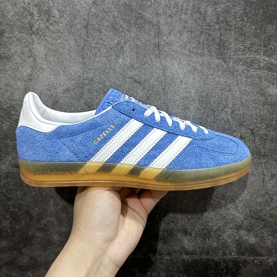 【KX纯原版】Adidas Originals Gazelle Indoor蓝白色 HQ8717 三叶草复古休闲防滑耐磨低帮板鞋nn正确粗反绒皮 正确鞋舌正确侧面压印凹陷烫金GAZELLE字母 海玻璃足弓鞋垫背部刷胶n纸板中底也都是同步原鞋 高价零售主推版本 尺码：35 36 36.5 37 38 38.5 39 40 40.5 41 42 42.5 43 44 44.5 45 46 47 编码：MF230250-鞋库