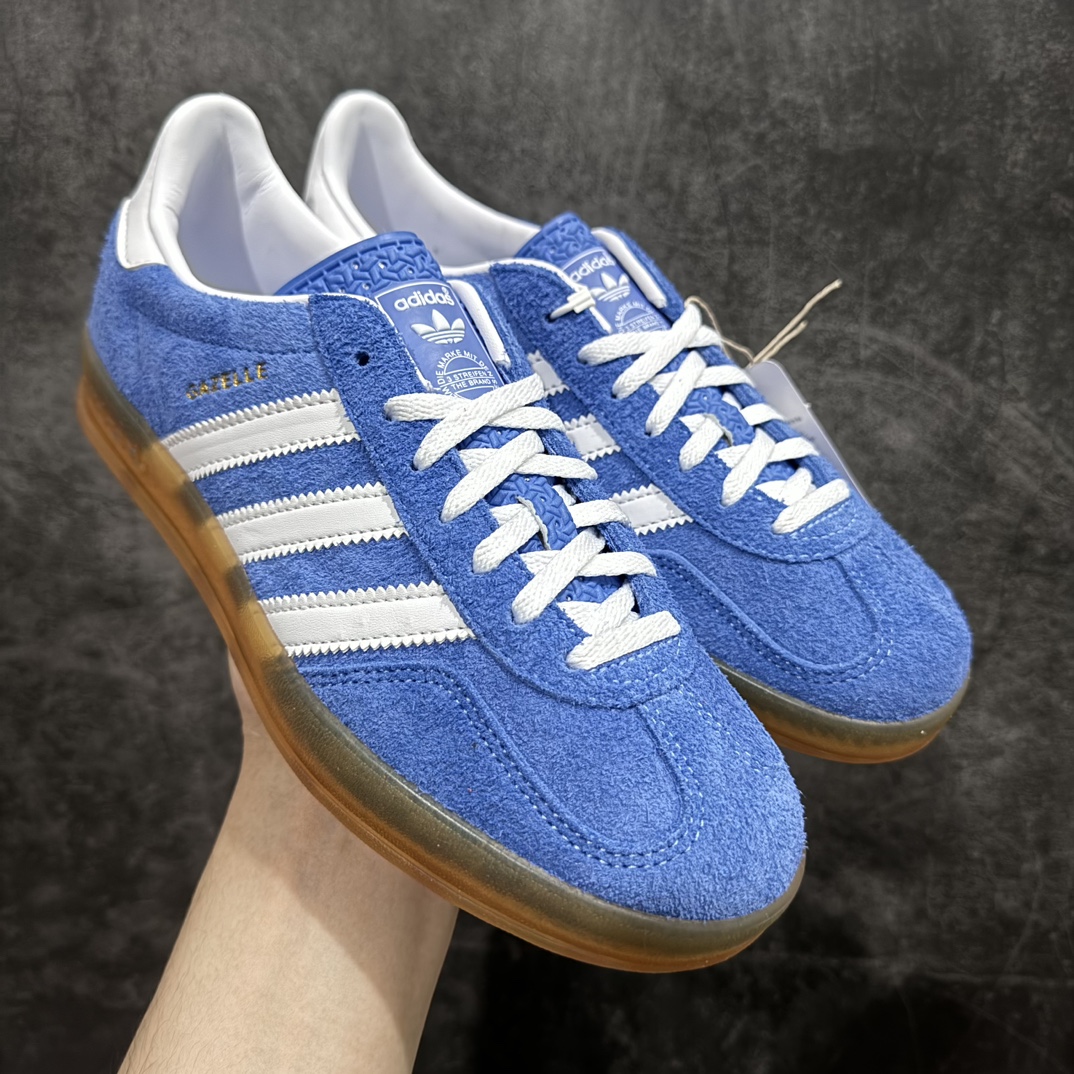 【KX纯原版】Adidas Originals Gazelle Indoor蓝白色 HQ8717 三叶草复古休闲防滑耐磨低帮板鞋nn正确粗反绒皮 正确鞋舌正确侧面压印凹陷烫金GAZELLE字母 海玻璃足弓鞋垫背部刷胶n纸板中底也都是同步原鞋 高价零售主推版本 尺码：35 36 36.5 37 38 38.5 39 40 40.5 41 42 42.5 43 44 44.5 45 46 47 编码：MF230250-莆田鞋批发中心