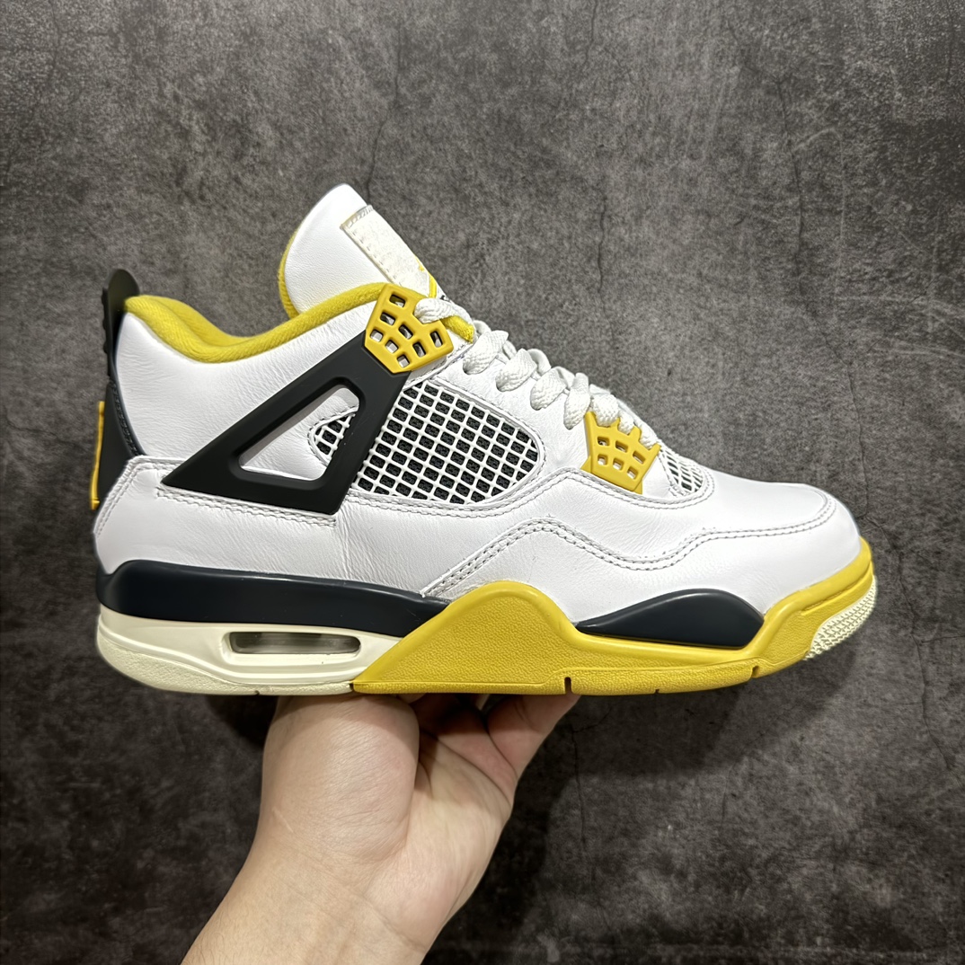 【OG纯原】Air Jordan AJ4 Retro 白黄雷公 AQ9129-101n圈内知名大厂出货全套原纸板楦头开发 原厂特供皮料加持 确保原汁原味 完美呈现四代版型 一比一鞋头弧度高度鞋身弧度 数据细节工艺流程均保持原鞋一致 原厂TPU网格鞋带扣 正确内里网布 菱角分明不变形无多余毛边 柔软性质感一致于原鞋 市场唯一原厂鞋扣模具 背面可见隐藏注塑口 原厂织唛标 原厂飞人电绣工艺 尾指中部跳三针 独家绑鞋带手法 印刷中底布 四线拉帮 米色美纹纸贴合固定 进口港宝加持 后跟自然饱满 全鞋荧光划线卡点 追求极致完美 每一双都是工艺品 多重QC质检 超越公司货的品控标准 实实在在的免检产品  尺码：40 40.5 41 42 42.5 43 44 44.5 45 46 47.5  编码：OG480500-鞋库